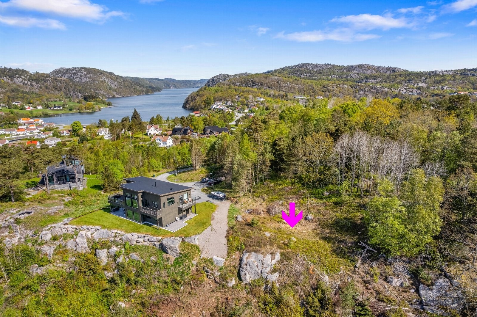 Det ligger teknisk anlegg ved tomten og tomten selges uten byggeklausul (kjøper står fritt å velge firma for oppføring av bolig). Galleribilde