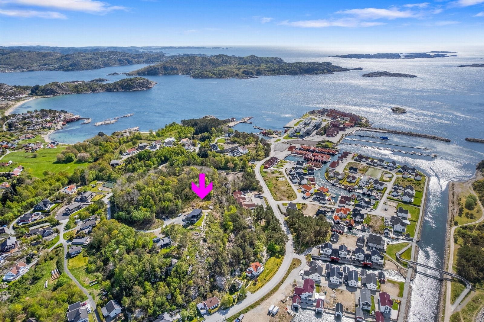 Tomten har en unik plassering innerst i blindvei med stort sett friområde på alle kanter. Utsikten er fantastisk mot havet, over Båly og Spangereid. Galleribilde