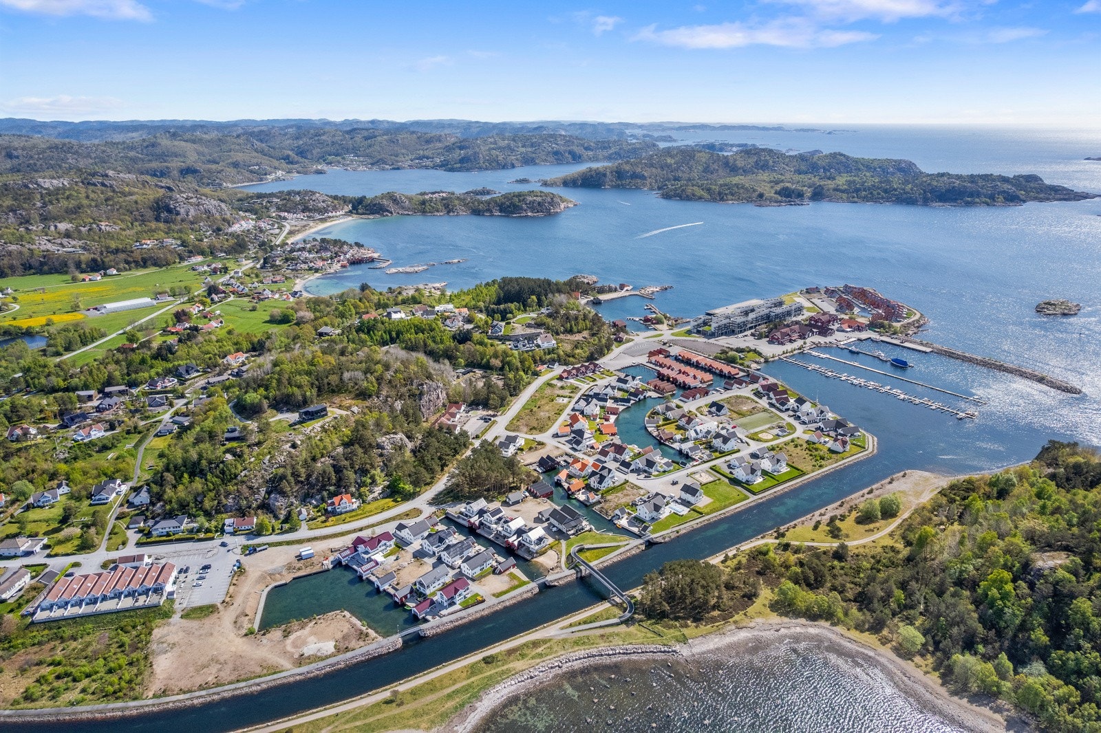 Spangereid er et idyllisk sommersted med sine flotte strender og skjærgård. På Båly er det muligheter for både båtplass og båthus. Galleribilde