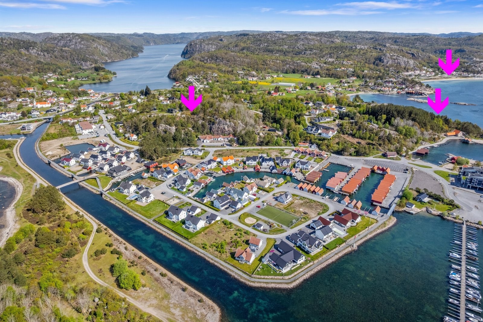 Pilene viser tomten lengst til venstre, Kråkeviga i midten og Njervesanden til høyre Galleribilde