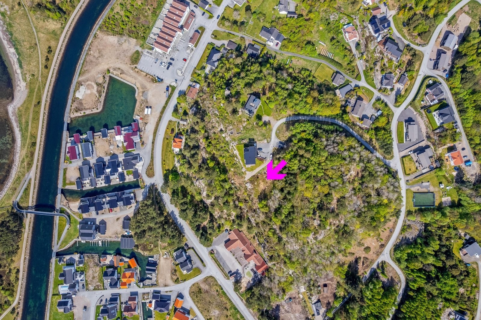 Tomten ligger innerst i blindvei i et nyere boligområde på Spangereid. Galleribilde