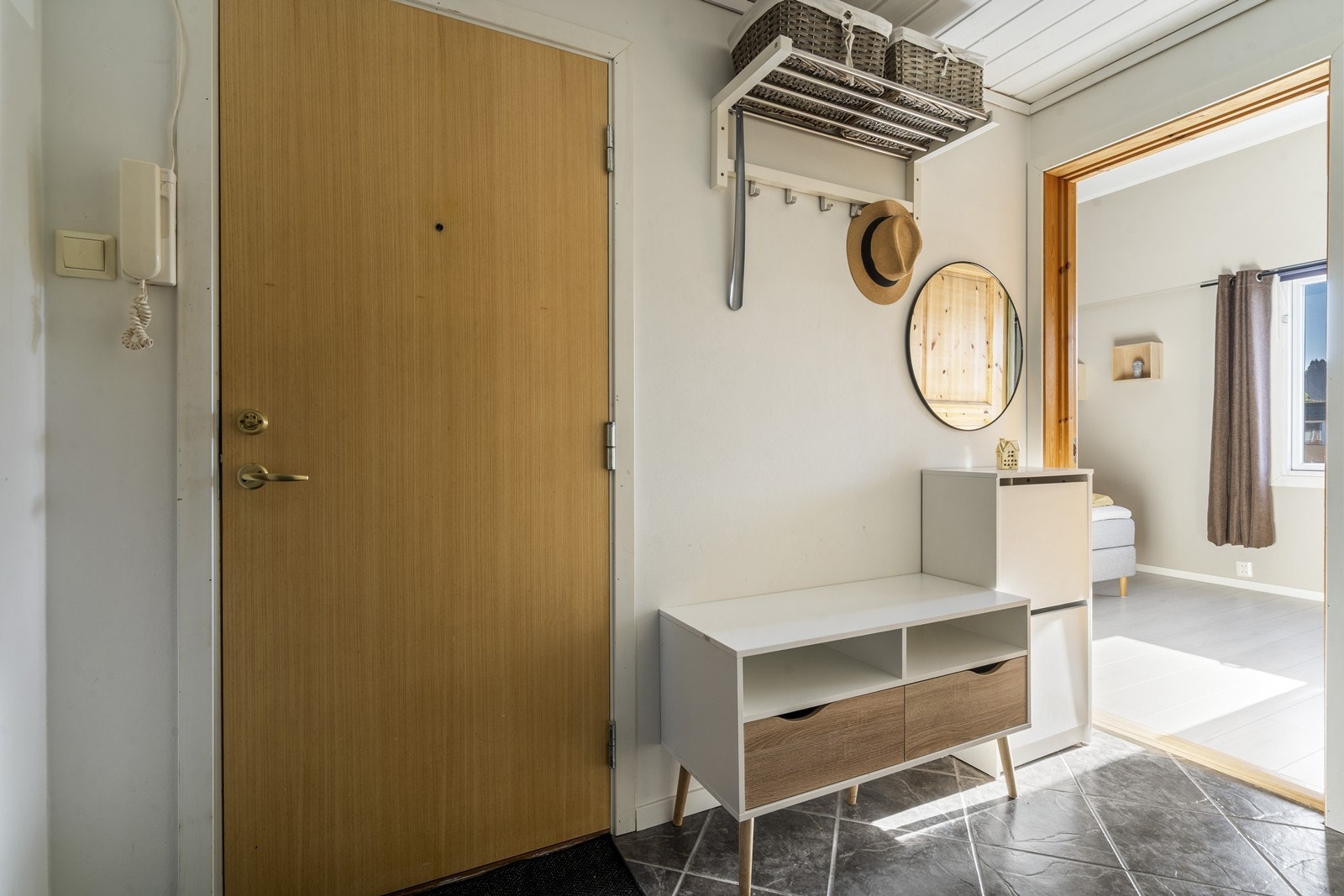 Garderobe og dørtelefon i entre Galleribilde