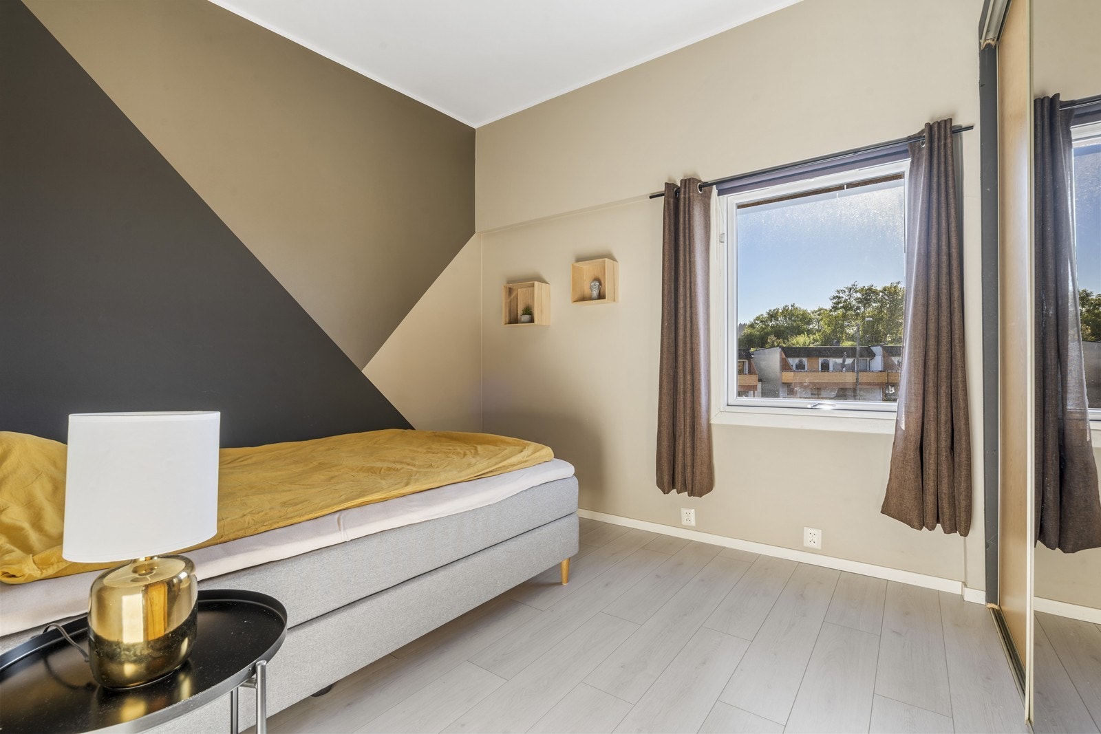 God skyvedørsgarderobe på soverom 2 Galleribilde