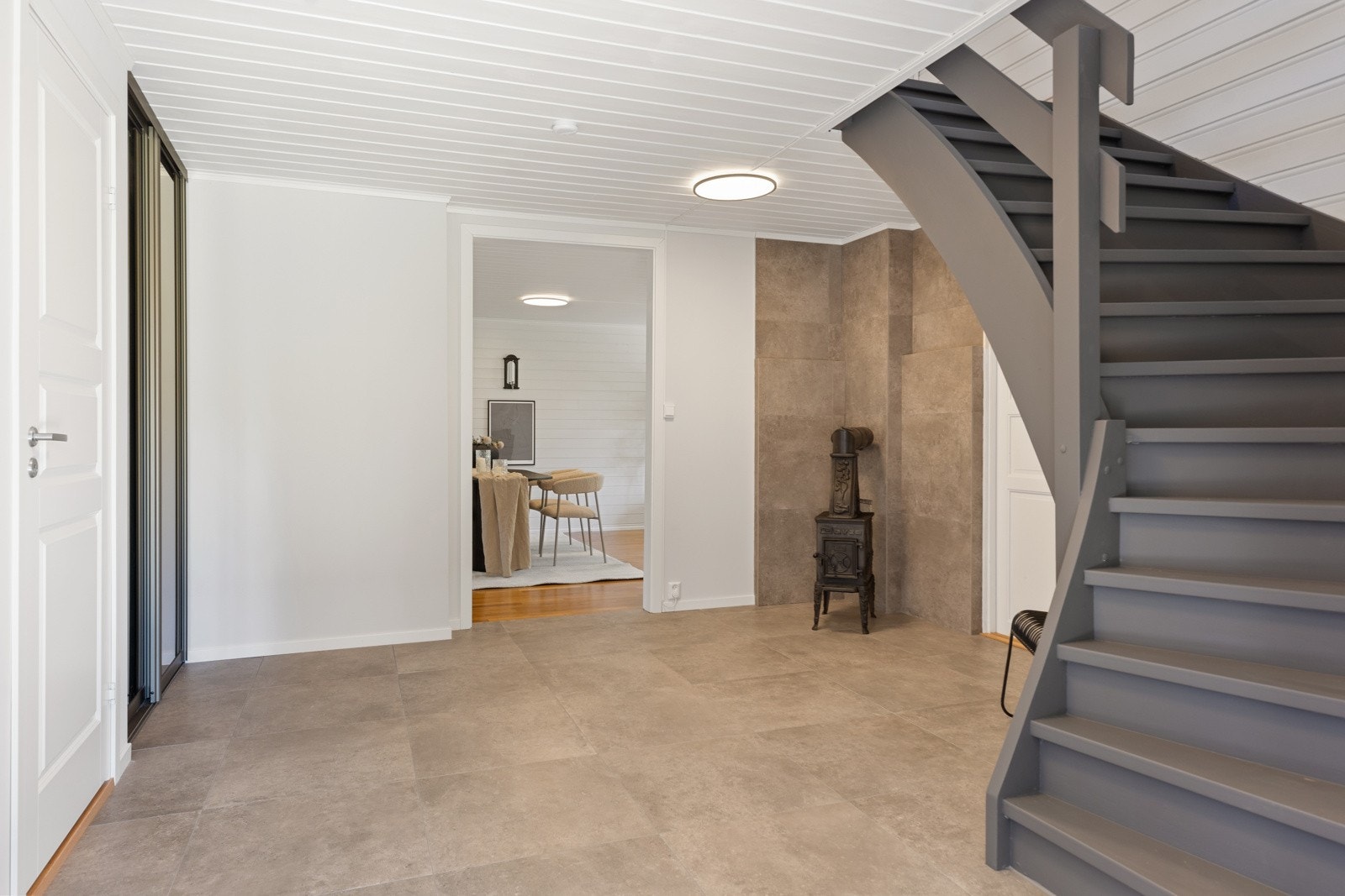 Velkommen inn i en romslig hall. Gulvet er nylagt med fliser og det er varmekabler. Galleribilde