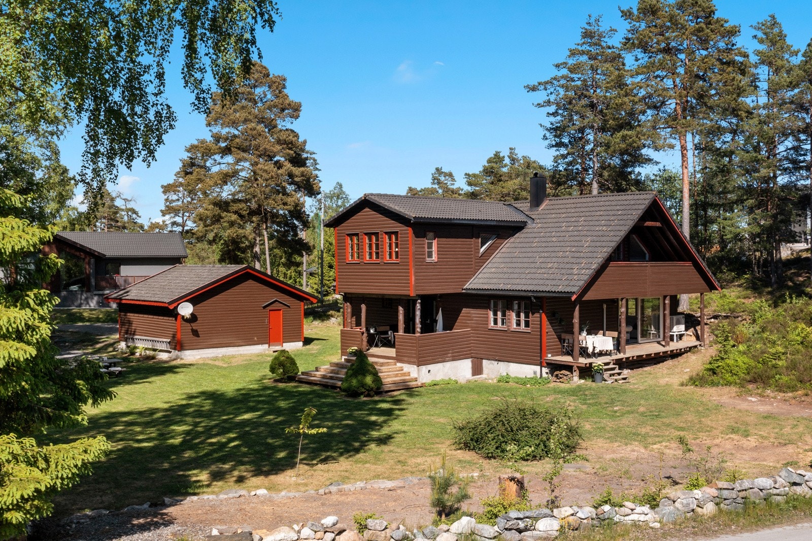På en stor naturtomt, omkranset av majestetiske bjørke- og furutrær, ligger Vardeveien 36 - en pen og innholdsrik enebolig fra 1993. Galleribilde