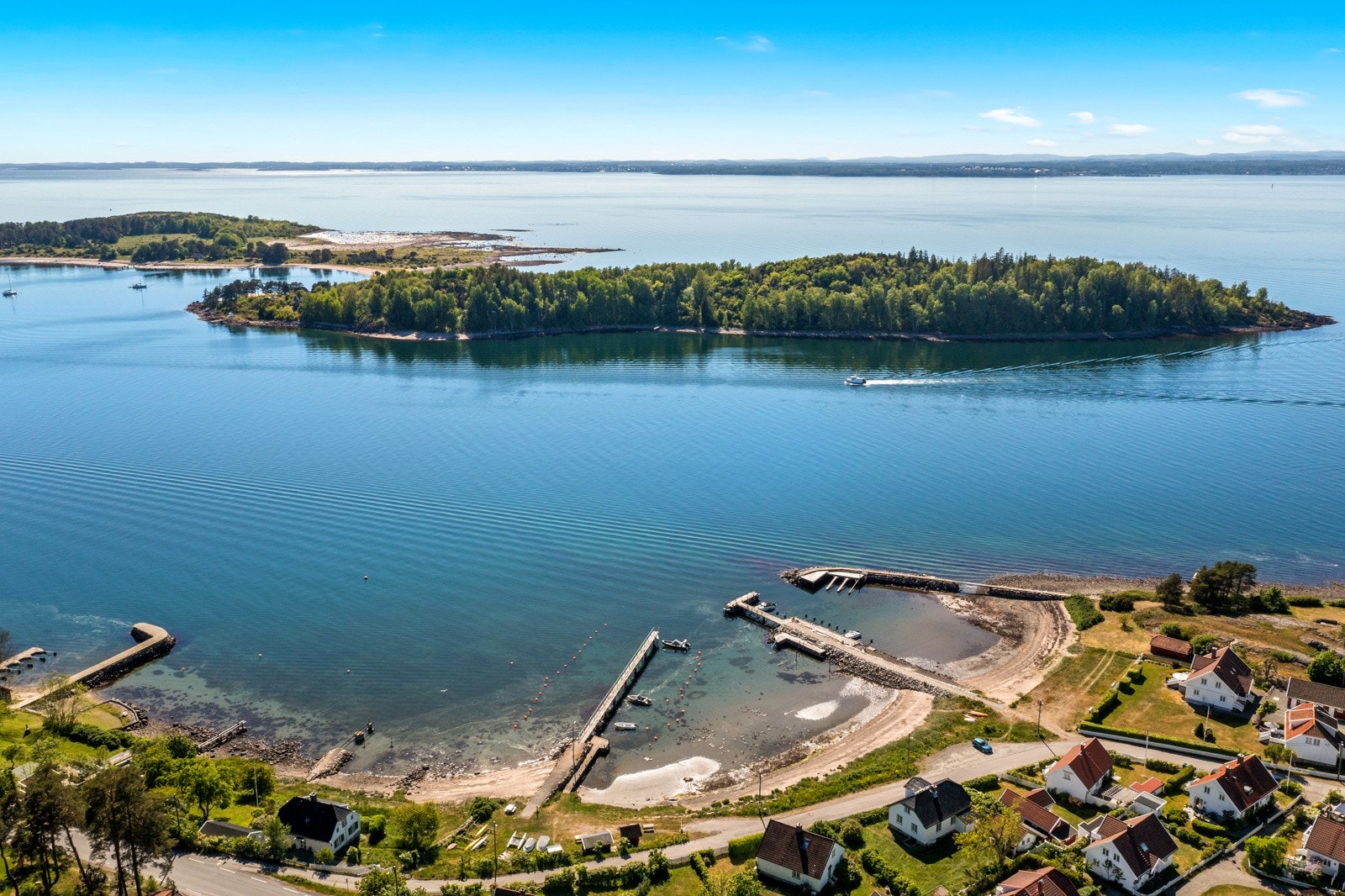Eiendommen har en fredelig og landlig beliggenhet i et etablert boligområde i idylliske Larkollen. Galleribilde