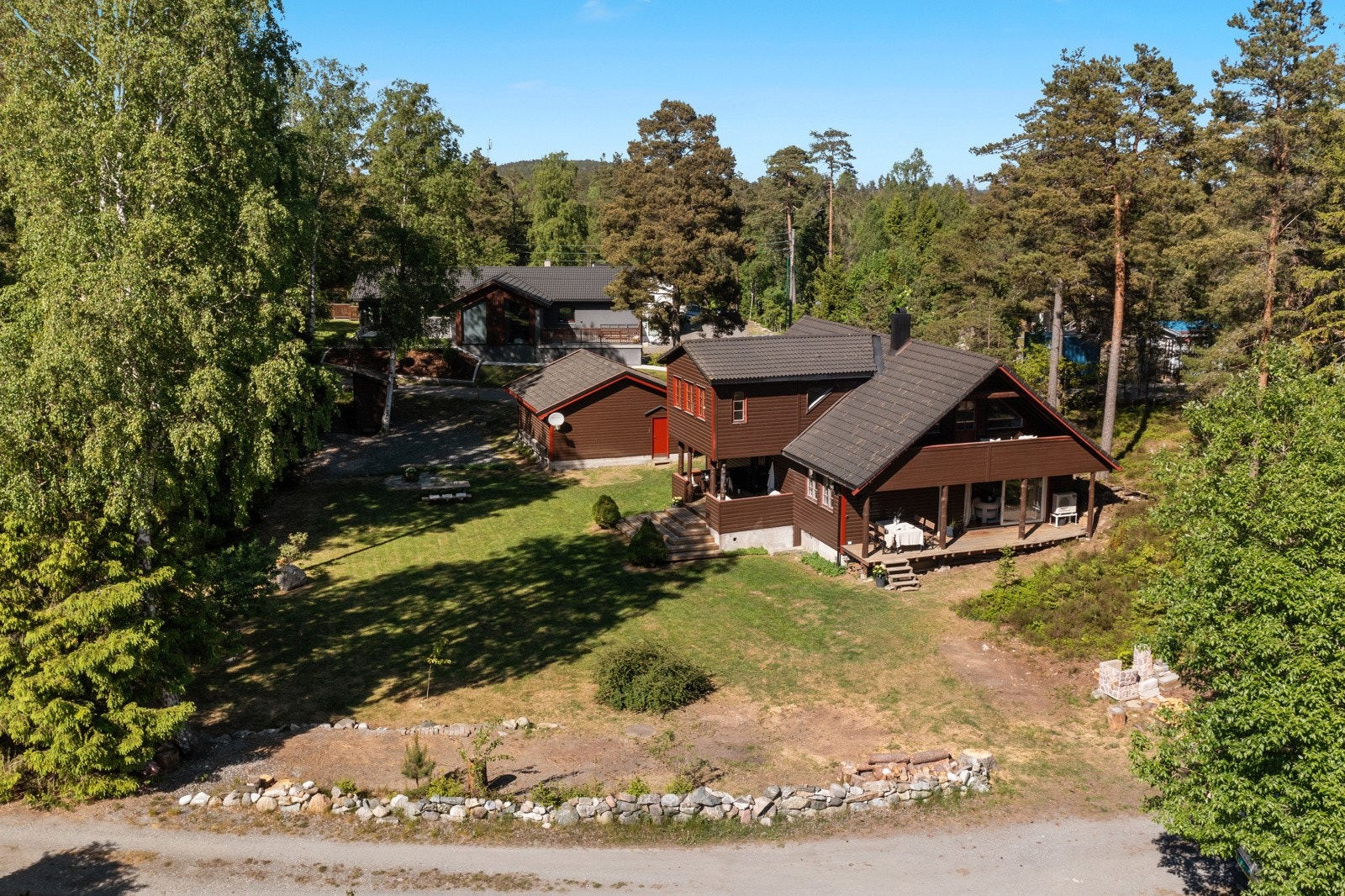 Huset og garasje er malt utvendig 2024 Galleribilde