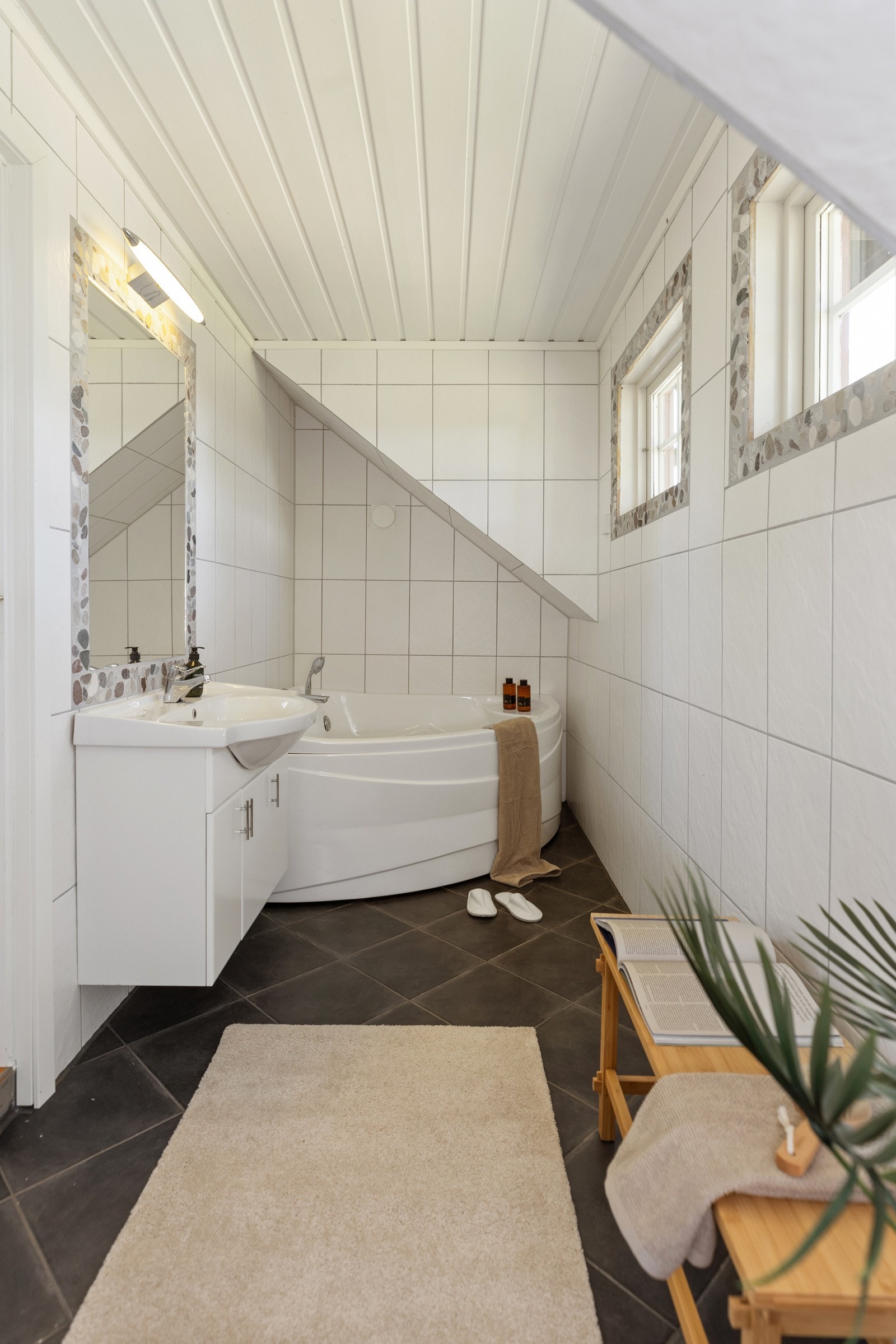 Badet i andre etasje er ifølge selger fra ca. 2009. Galleribilde