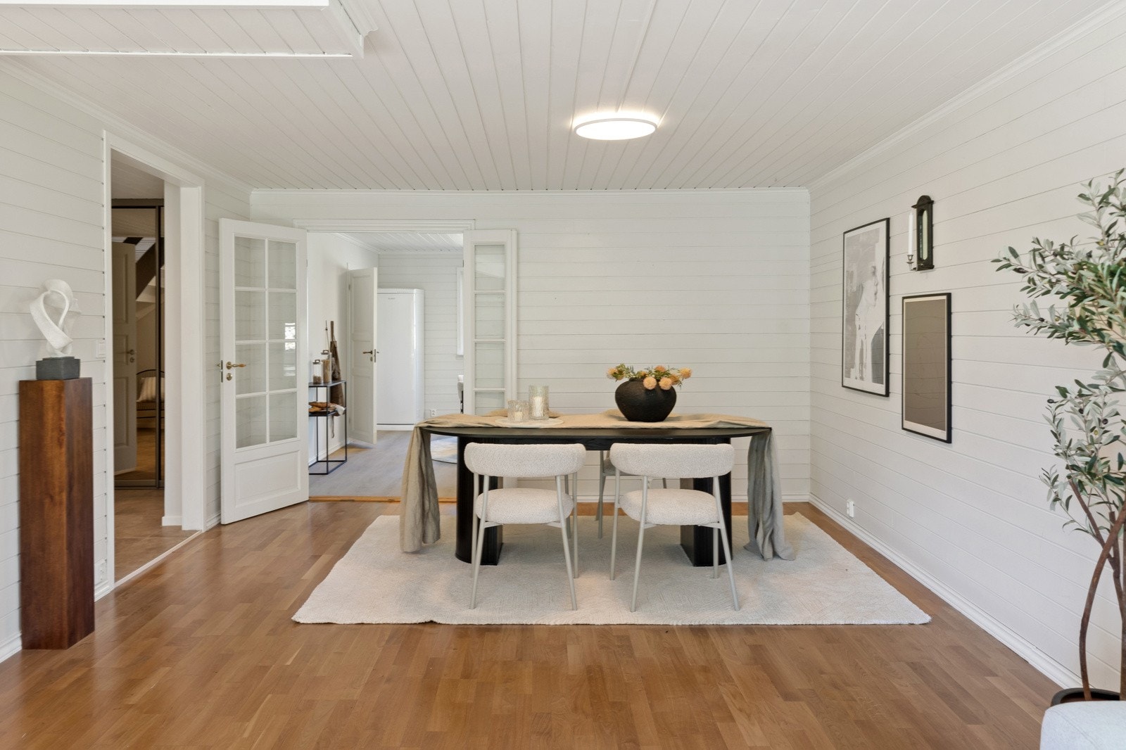 Rommet har en rektangulær form som gir god plass til en komfortabel sofagruppe, og i den tilstøtende delen mot kjøkkenet er det rikelig med plass til spisebord og stoler. Galleribilde