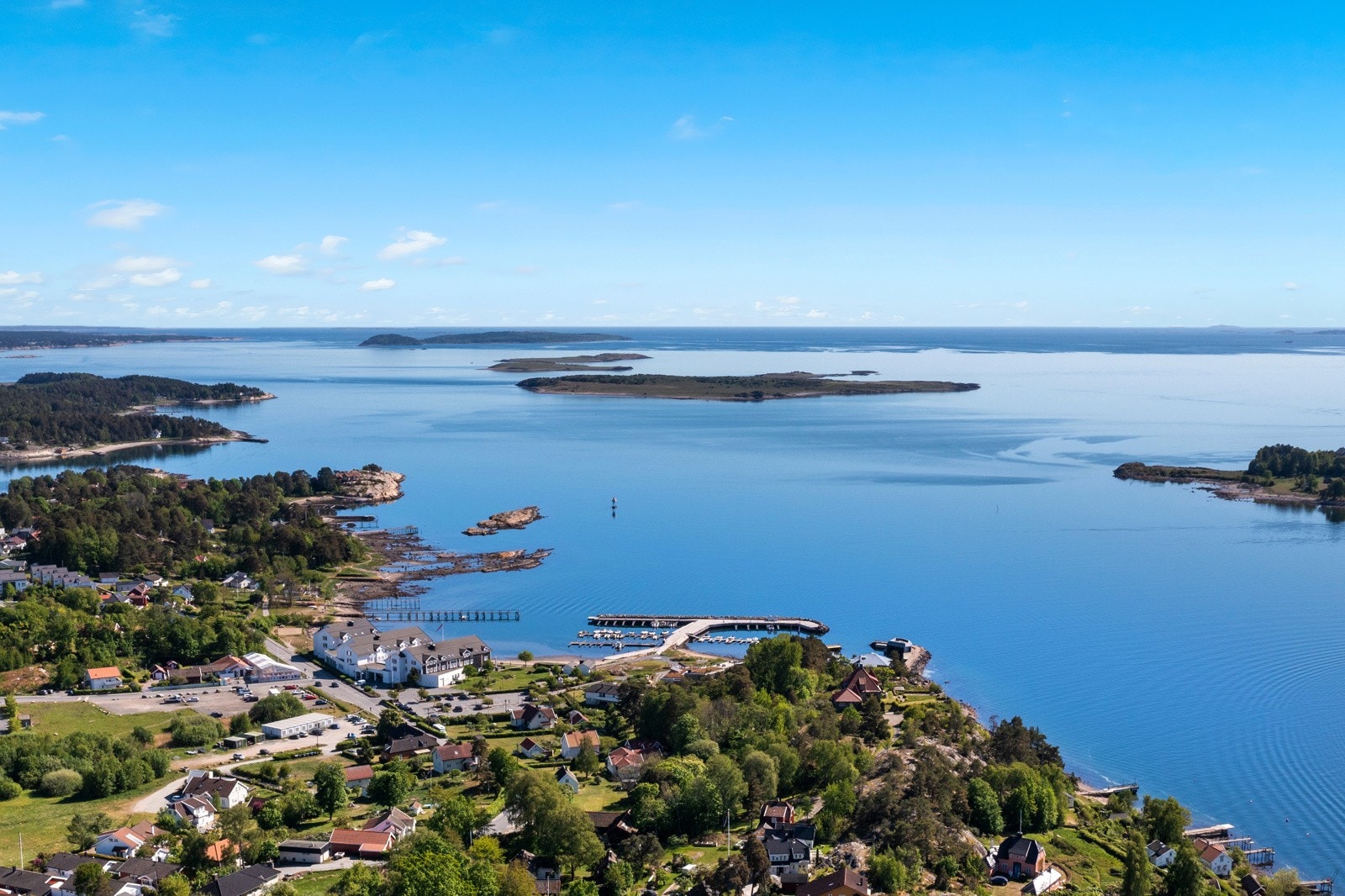 Det er kort avstand til skole og barnehage i Larkollen, med spennende turterreng og badestrender rett ved. Galleribilde