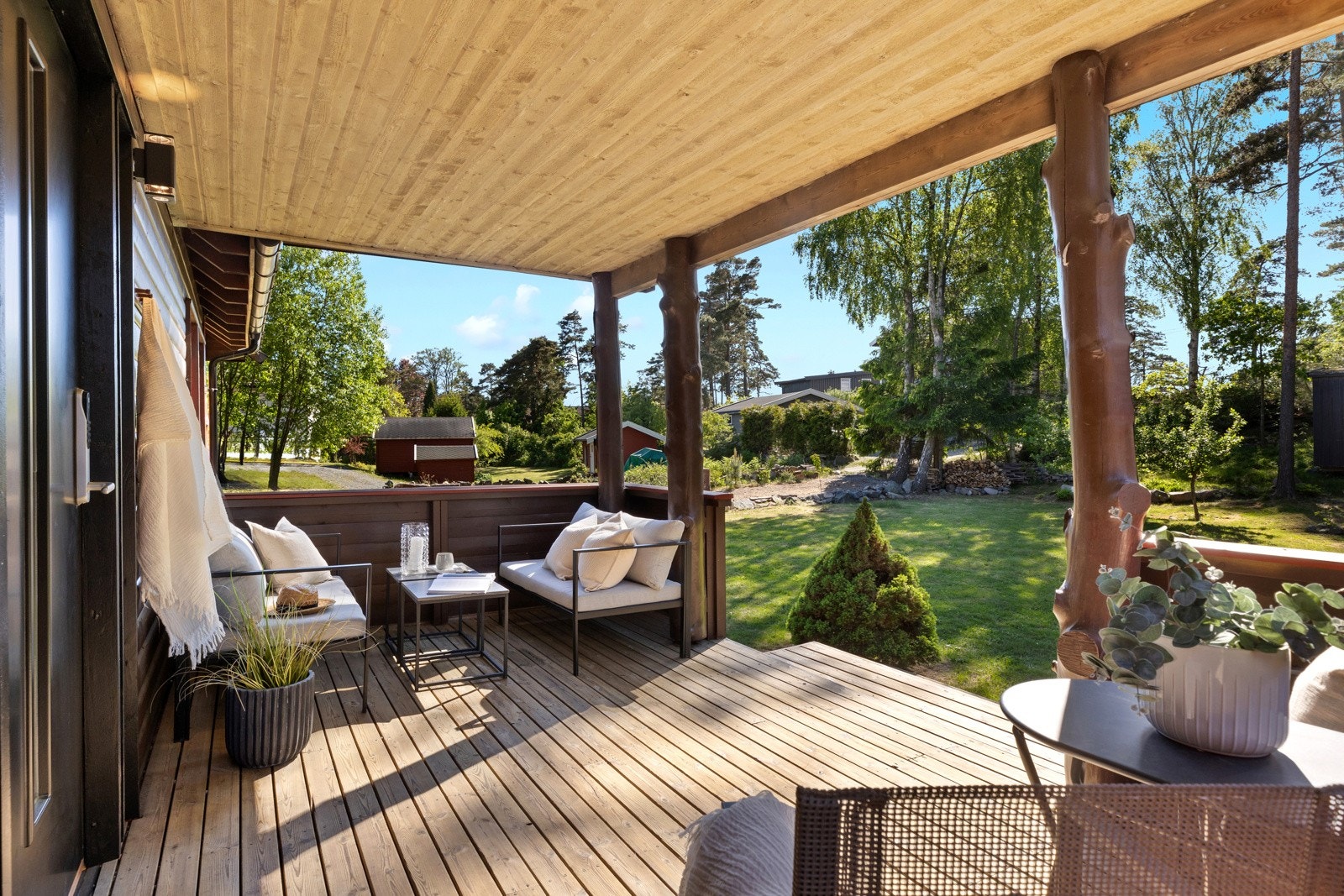 Det er også terrasse ved inngangspartiet. Galleribilde