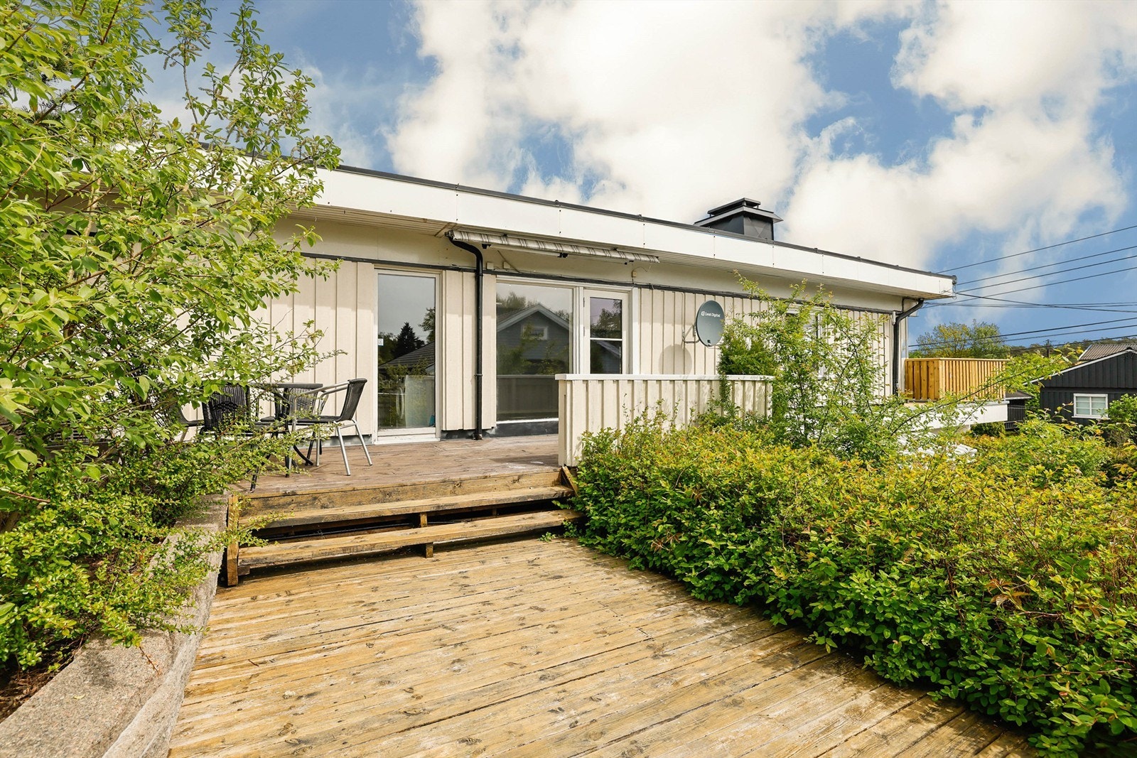 På denne siden får du et mer tilbaketrukket og avskjermet alternativ til den åpne og luftige terrassen på østsiden. Galleribilde