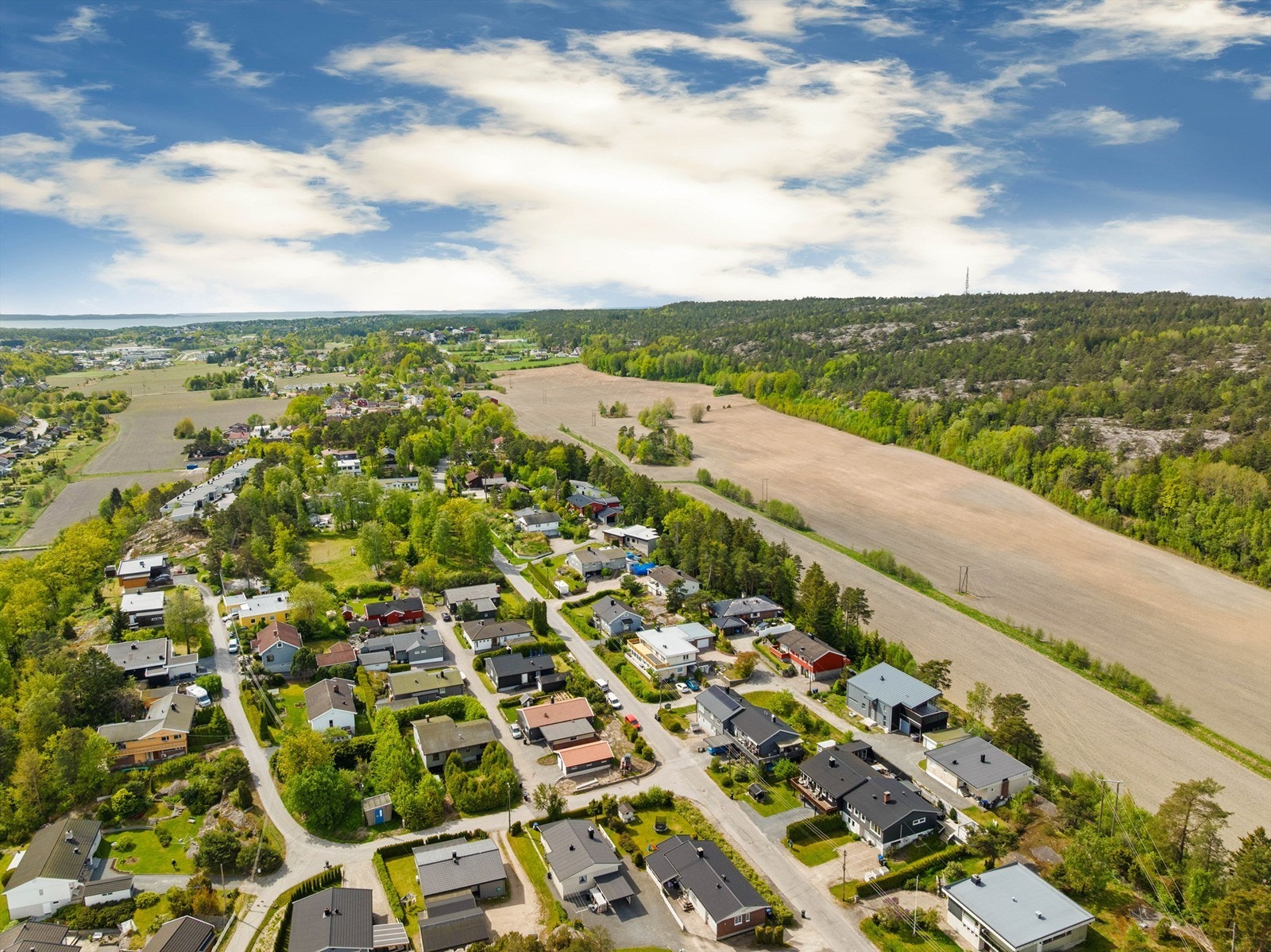 Fra Brekkefaret kan du nærmest gå rett ut i Gressvikmarka med fine turløyper og stier. Galleribilde