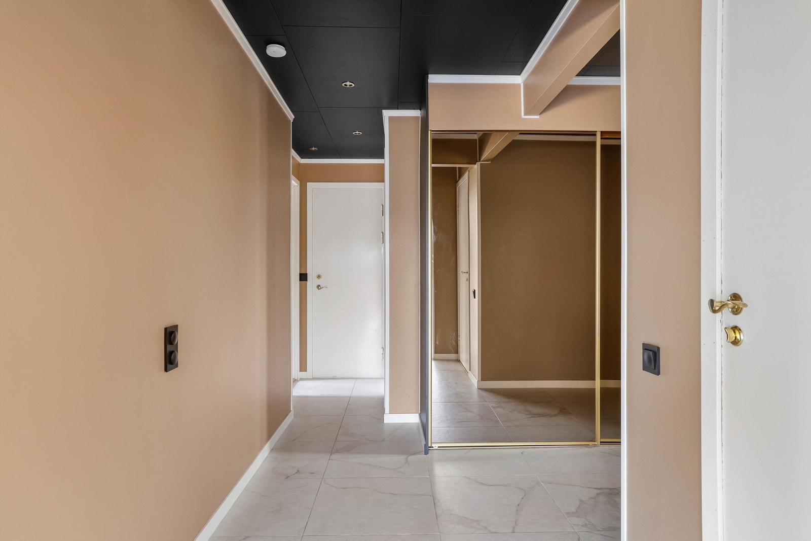 Til bad II og vaskerommet er det adkomst rett fra entreen, som i likhet med kjøkkenet og soverommene nylig er pusset opp. Galleribilde