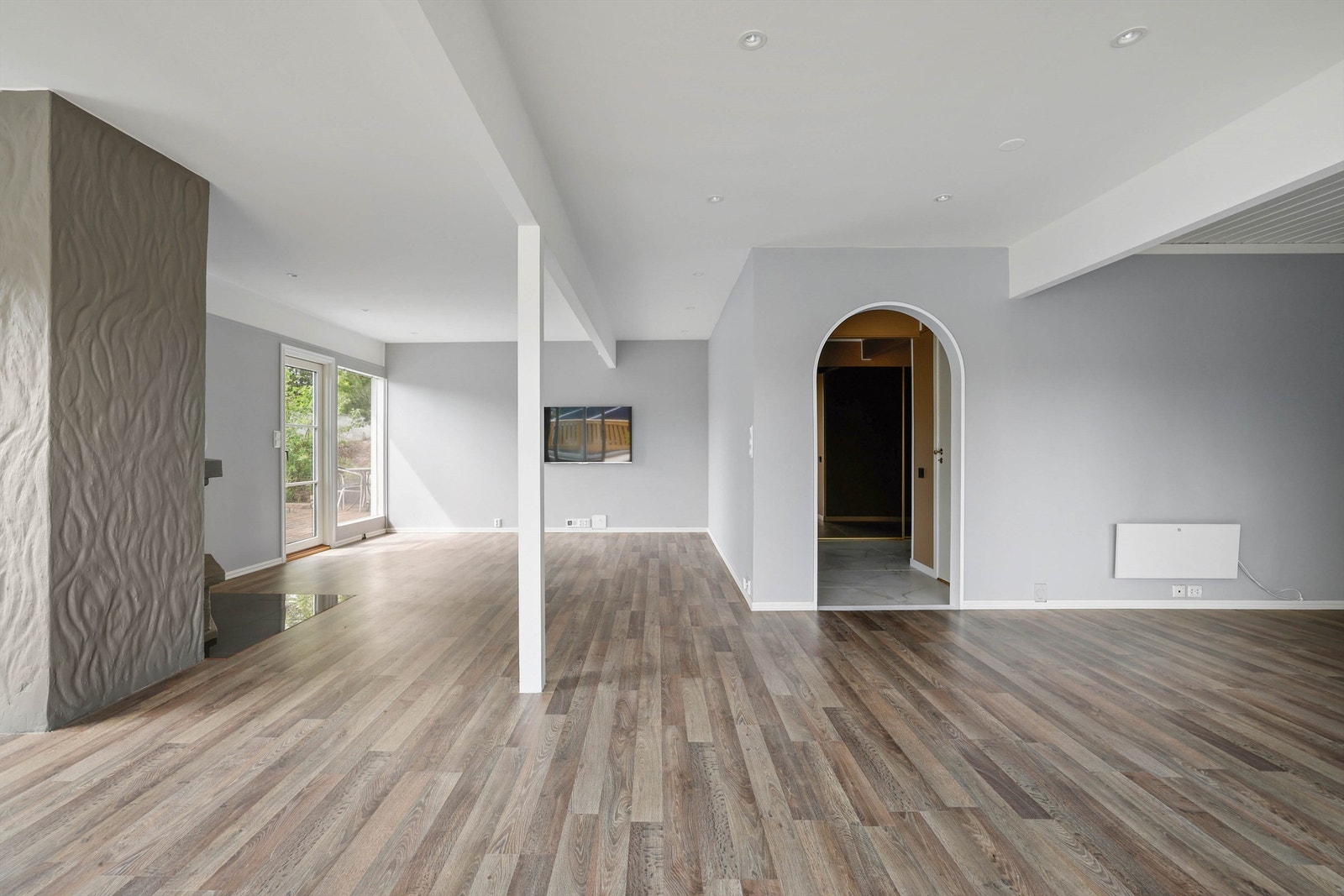 Stuen og spisestuen er åpent forbundet og kan med hjelp av møblering deles inn i flere soner. Galleribilde