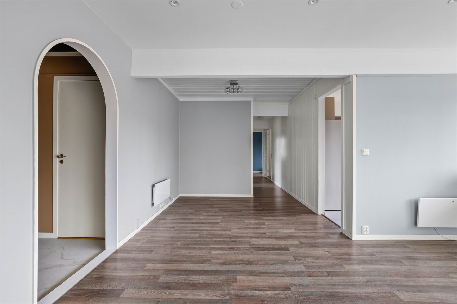 Soverommene og hovedbadet er samlet i praktisk nærhet omkring gangen innenfor kjøkkenet - tilbaketrukket fra den sosiale sonen. Galleribilde