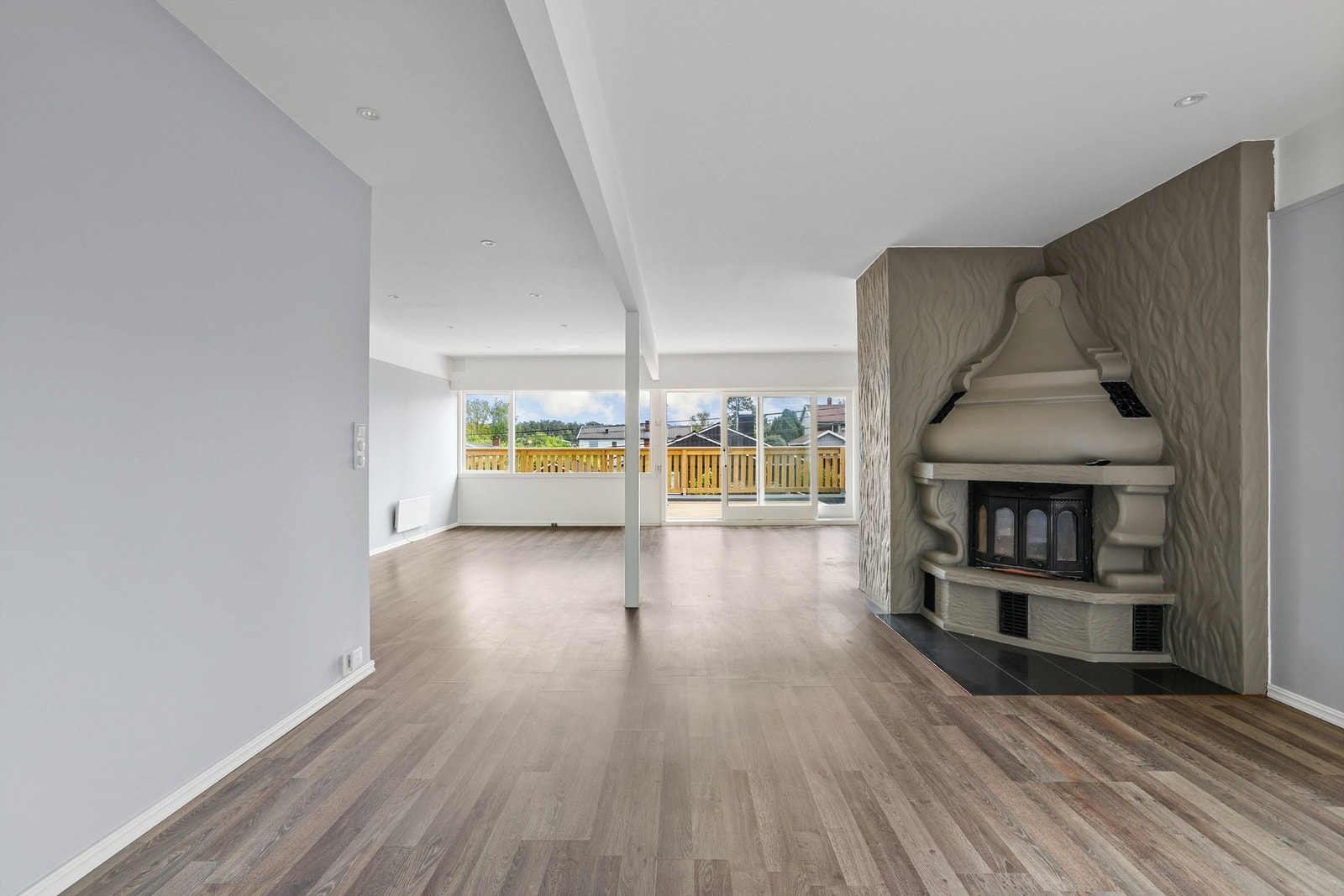 Store vinduer på to sider fyller stuen med naturlig lys dagen gjennom. Galleribilde