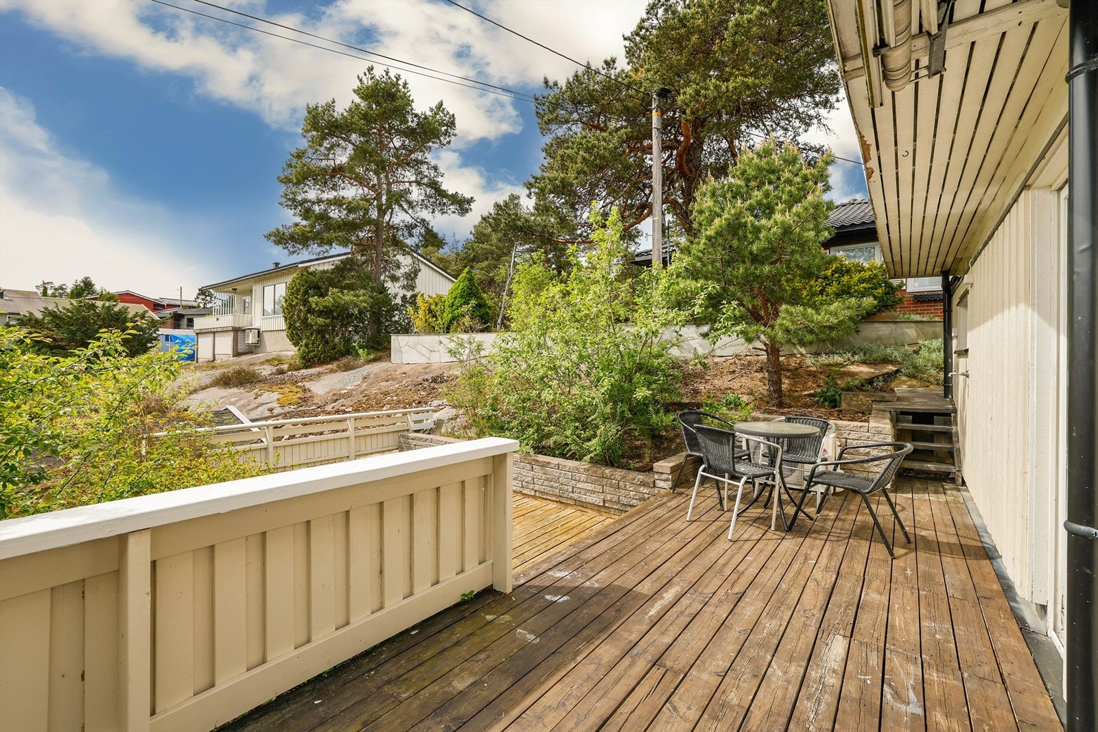 Terrasse og platting er anlagt også på sydsiden, hvor solen titter ned store deler av dagen. Galleribilde
