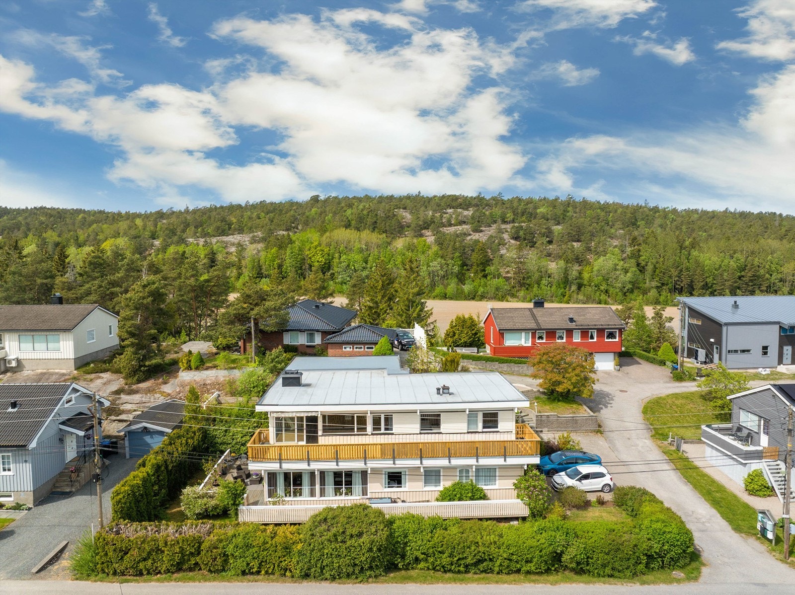 Boligen er innholdsrik og har de fleste oppholdsrom samlet på én flate på øvre plan. Oppussing er utført i senere år, ytterligere oppgraderinger bør påregnes. Galleribilde