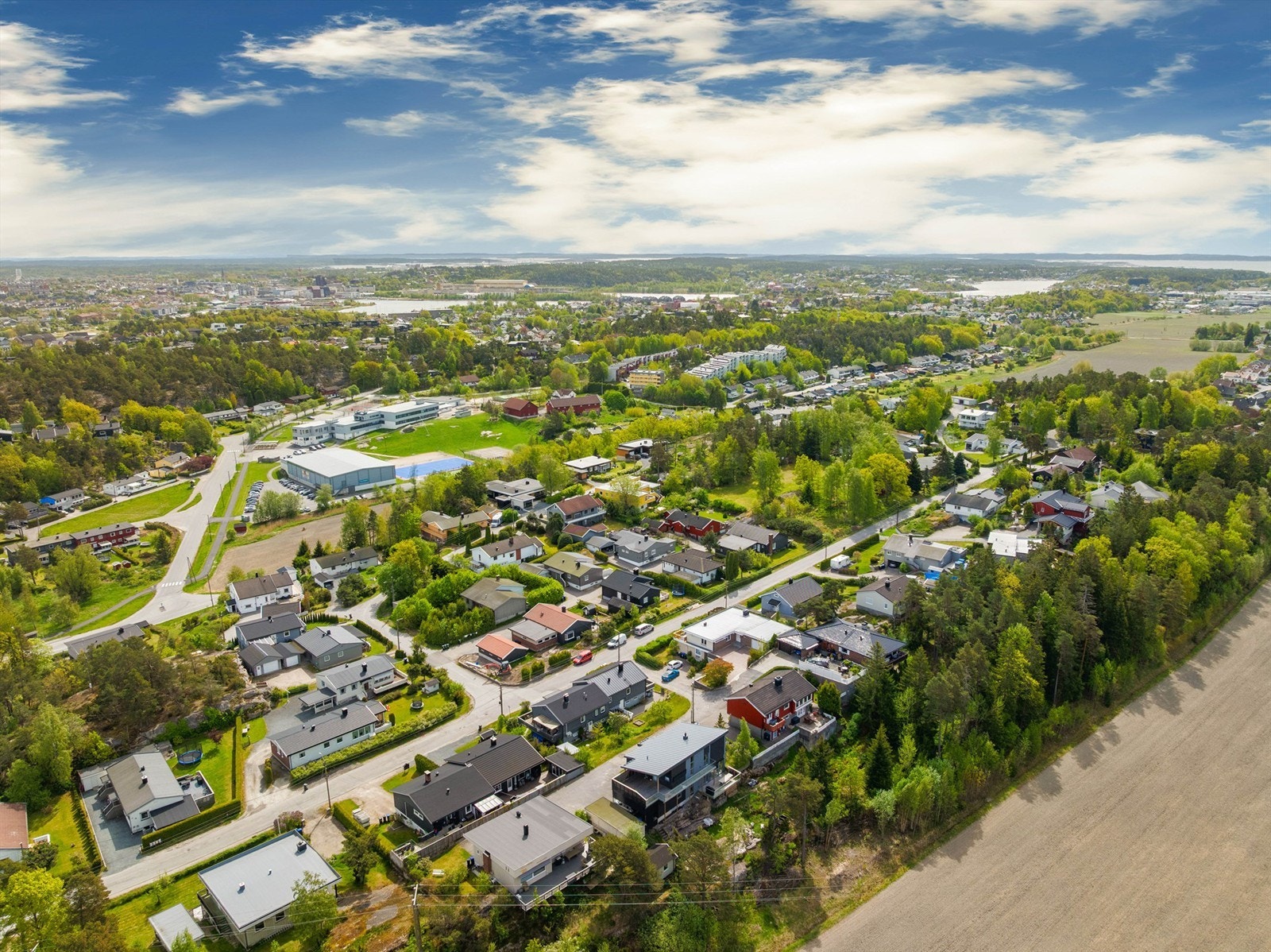 For en familie med små barn er det spesielt praktisk at både barnehage og barneskole er lett tilgjengelig i nærmiljøet. Galleribilde