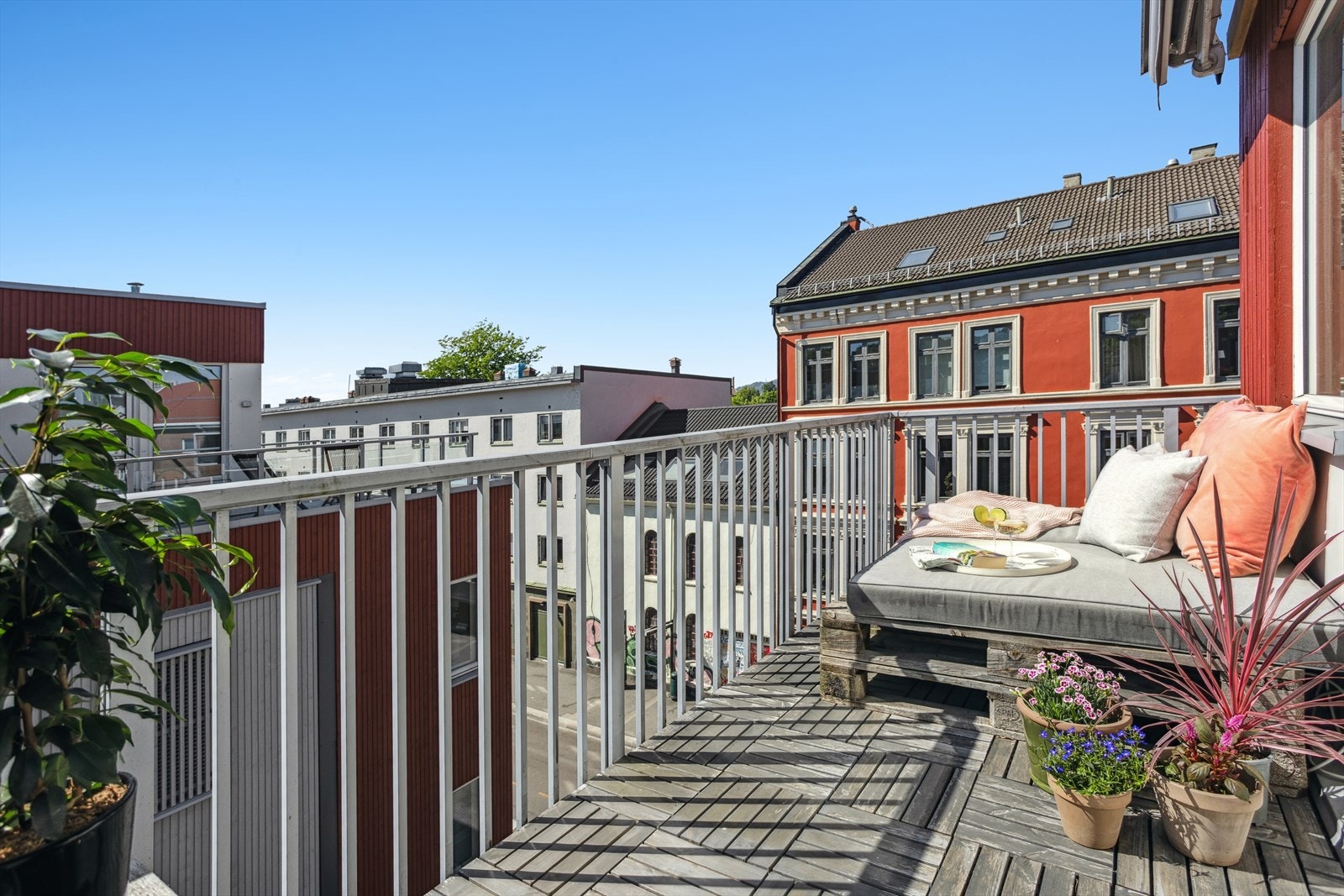 På balkongen nyter man ettermiddagssolen. Galleribilde