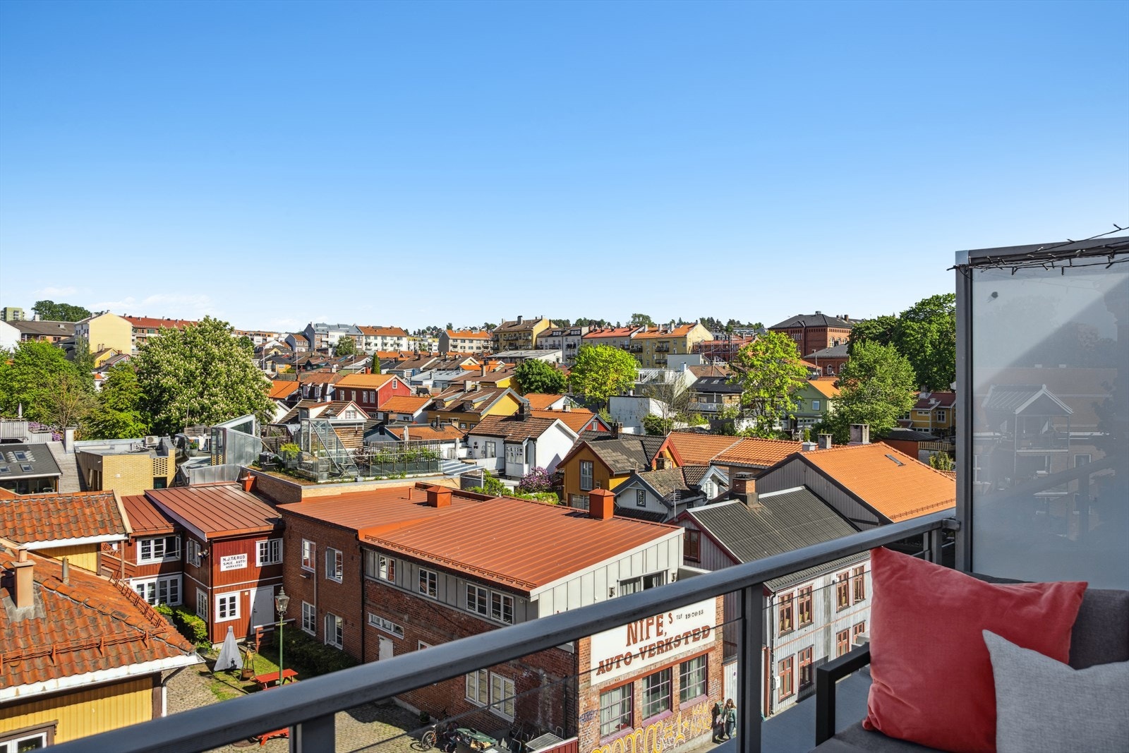 Her sitter man skjermet til og kan nyte den fantastiske utsikten utover Vålerenga. Galleribilde