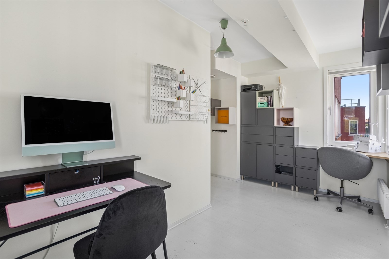 I 3.etasje er det et lyst og luftig soverom. Rommet er i dag innredet som kontor. Galleribilde