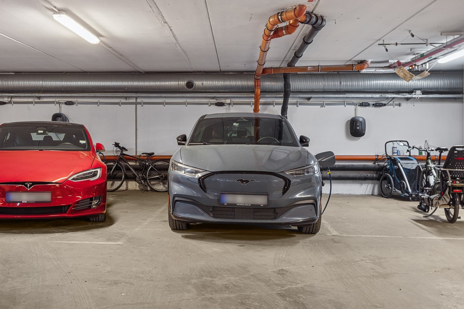 Det medfølger garasjeplass med el-bil lader. Galleribilde