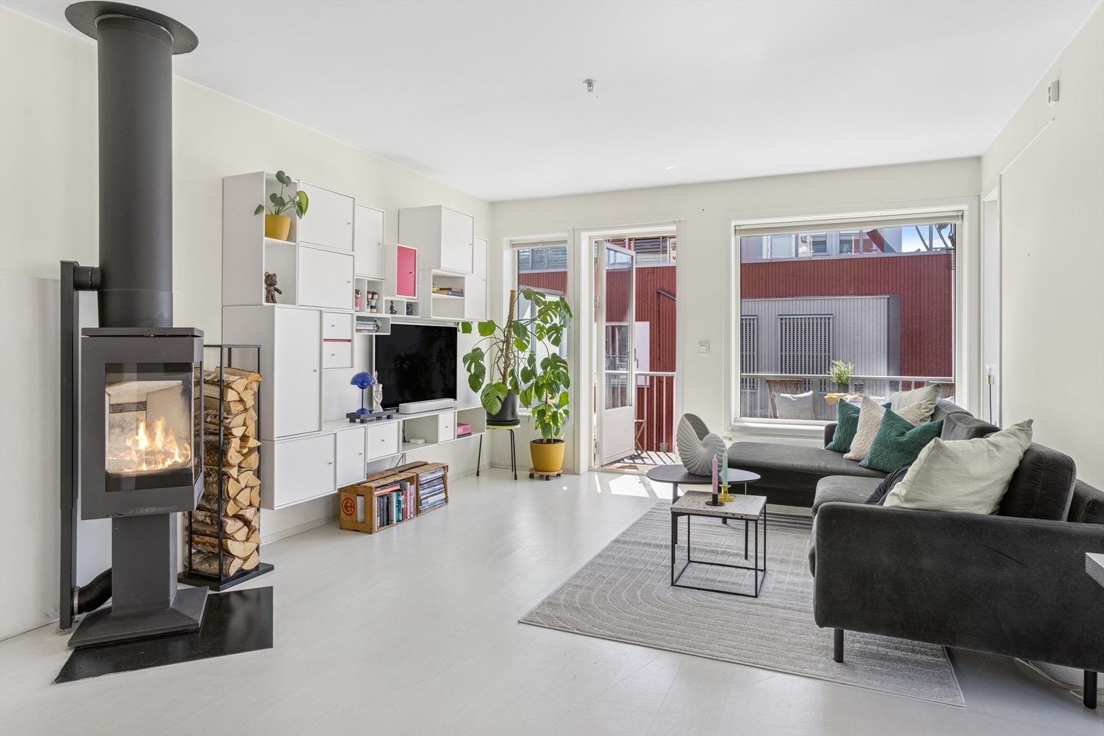 Lys og pen stue med gode møbleringsmuligheter. Galleribilde