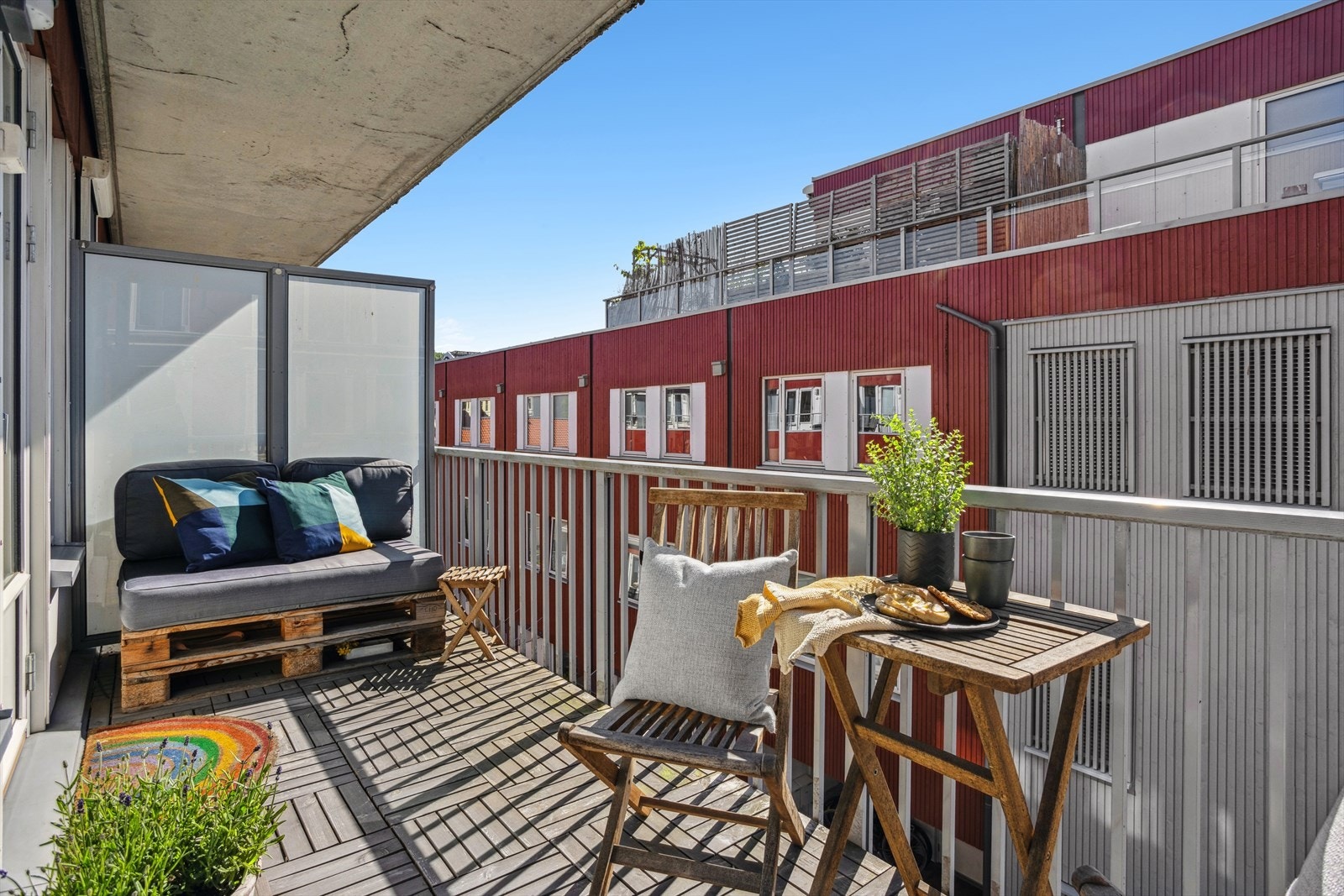 Fra stuen er det utgang til en hyggelig balkong. Galleribilde