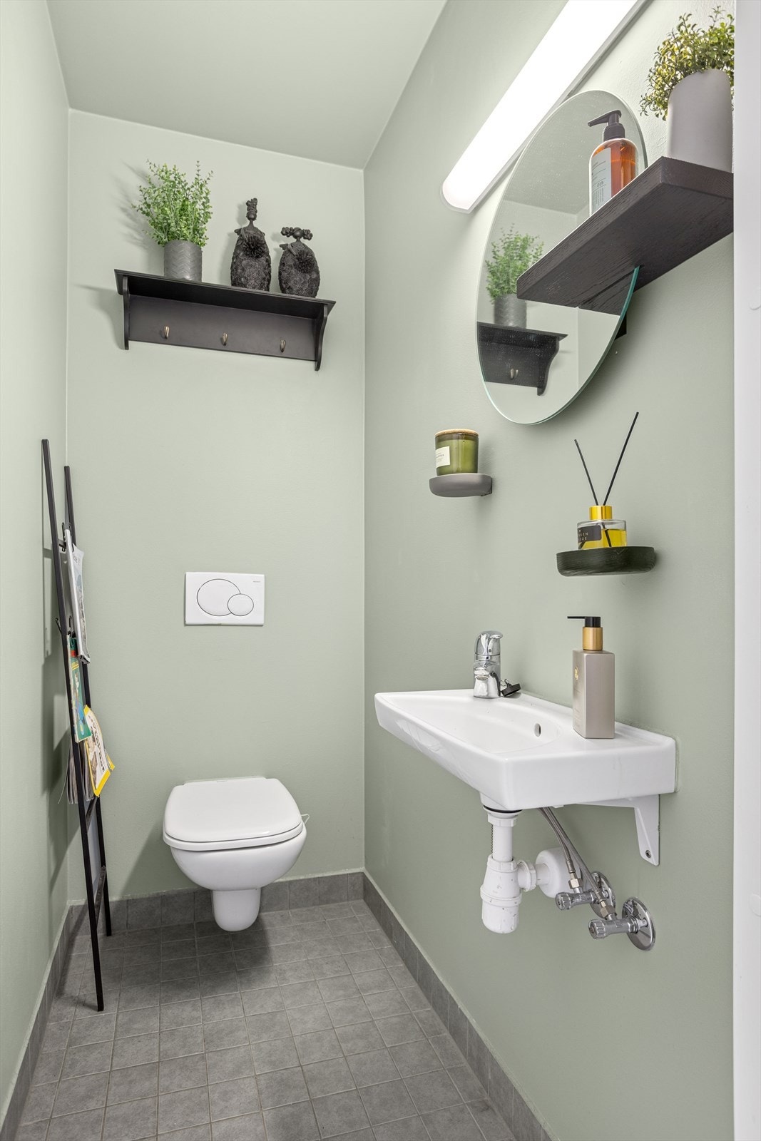 I tilknytning til entreen er det et praktisk toalett. Galleribilde