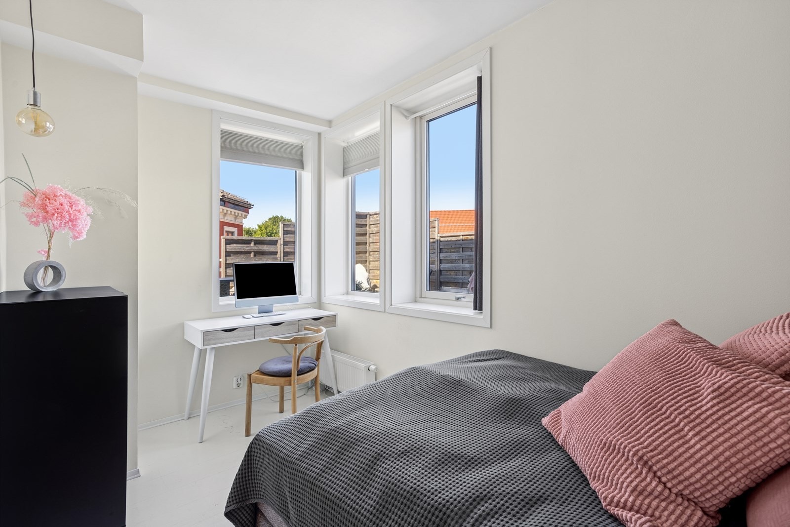 Boligen har tre lyse og fine soverom. Her fra soverom i 2.etasje. Galleribilde