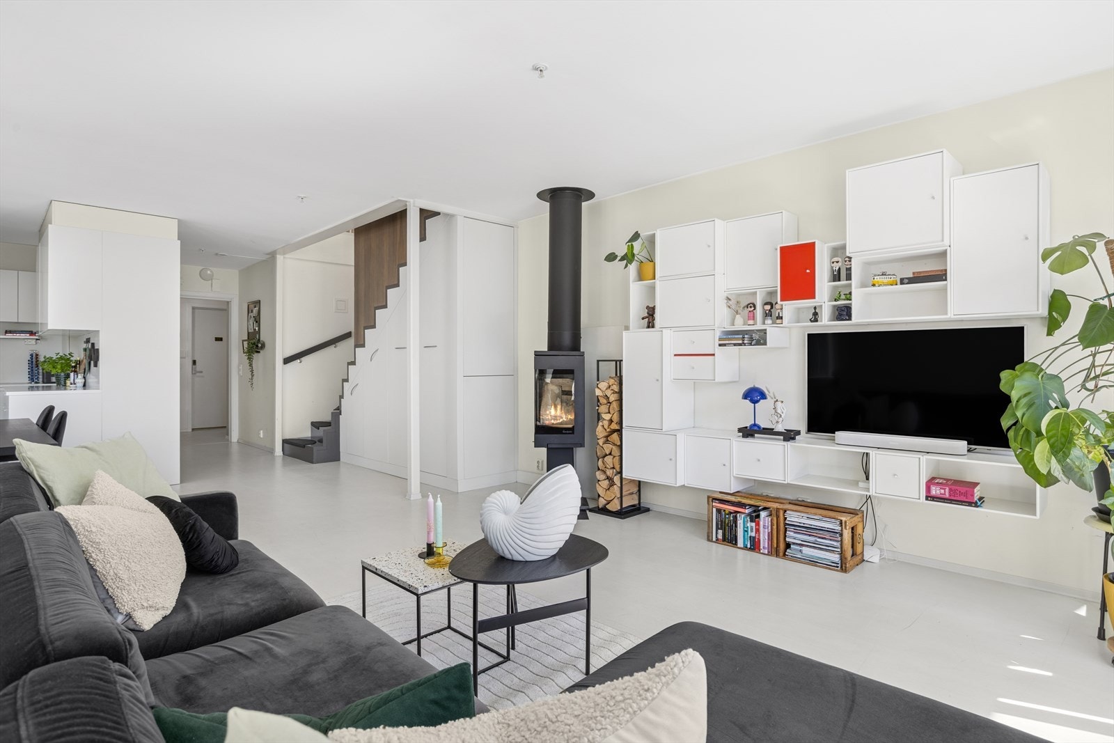 Smart oppbevaringsplass med skuffer/skap under trapp. Galleribilde