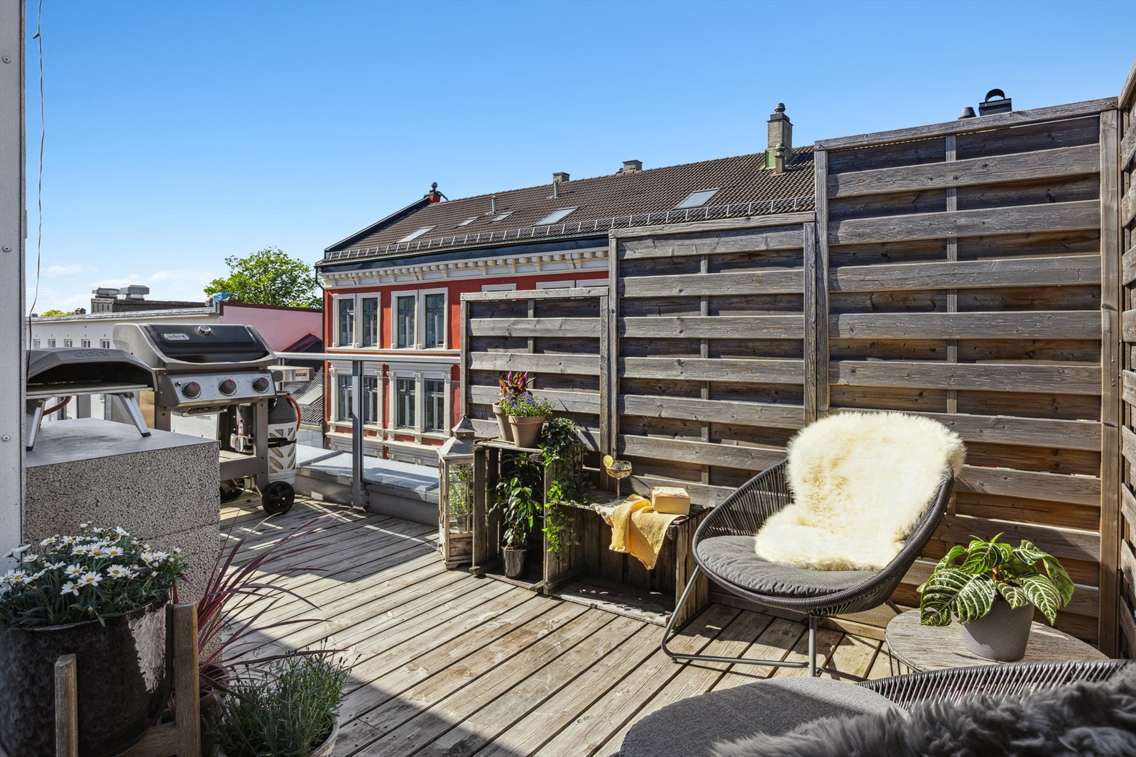 Takterrassen er på hele 28 kvm og har god plass til grill og utemøblement i flere soner. Galleribilde