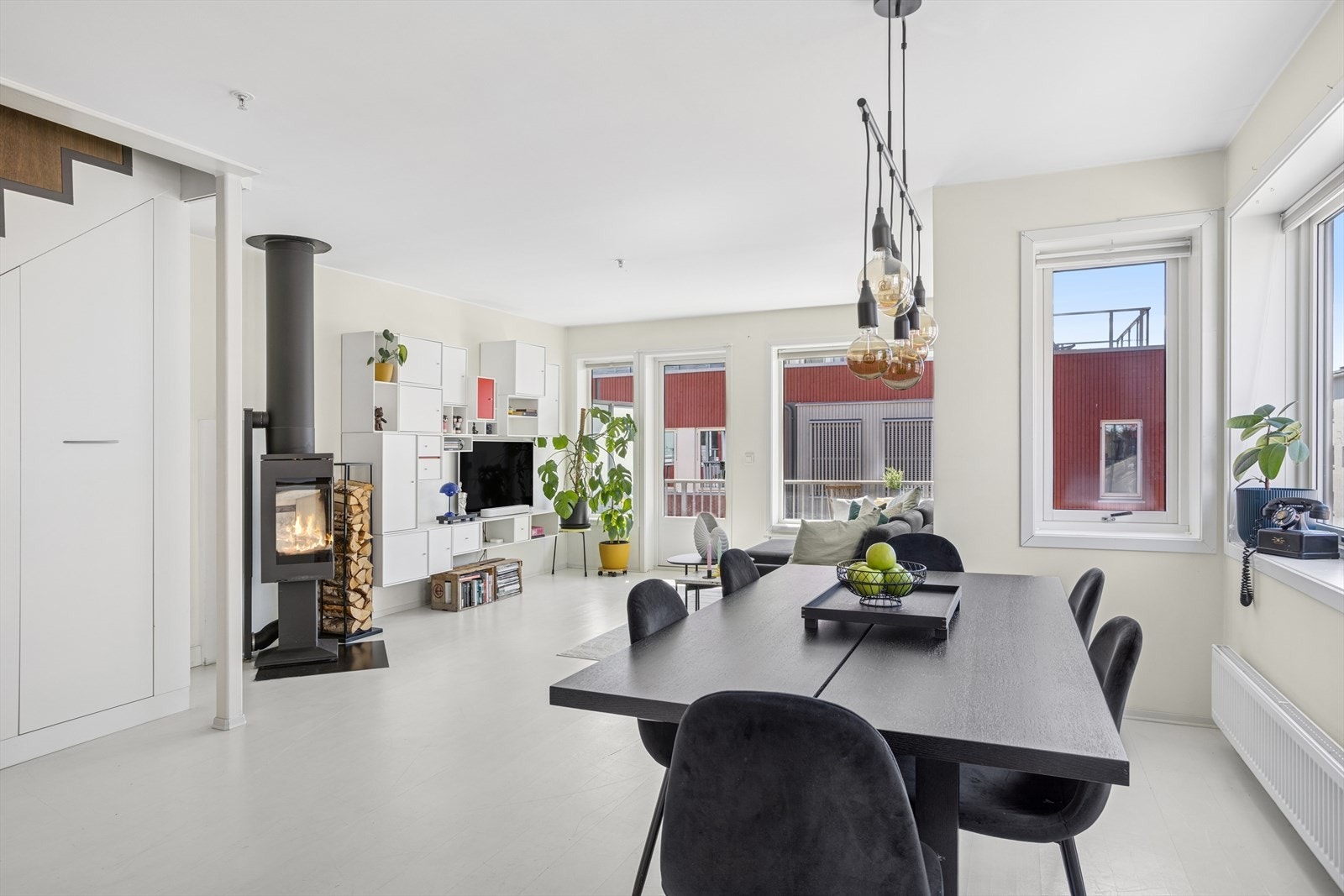 Det er installert peis som gir god oppvarming og hyggelig stemning i stuen. Galleribilde