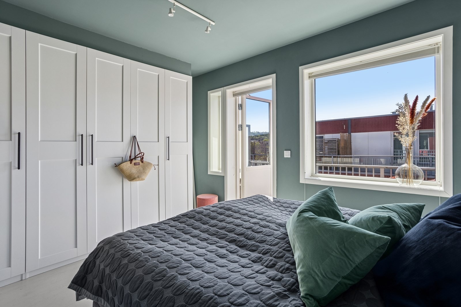 Hovedsoverom i 2.etasje med god garderobeplass. Galleribilde