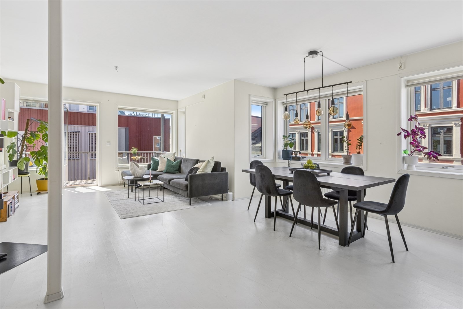 Her er det god plass til stort spisebord og sofagruppe. Galleribilde