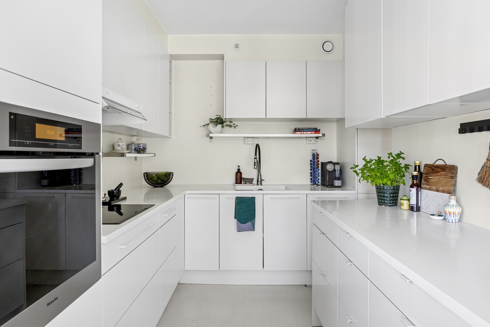 Pen kjøkkeninnredning med god skap- og benkeplass. Galleribilde