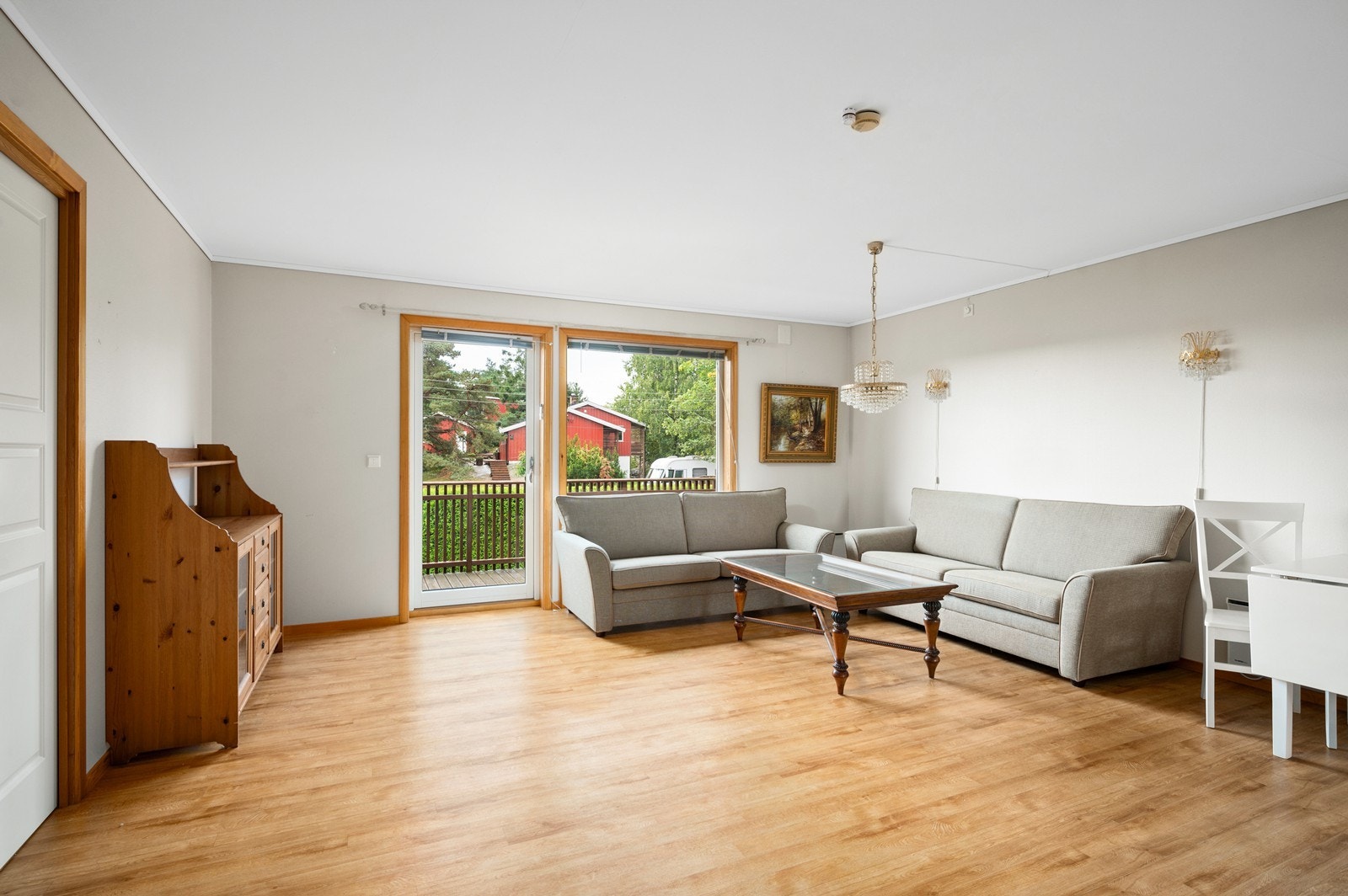 Fra stuen er det utgang til sydvendt veranda Galleribilde