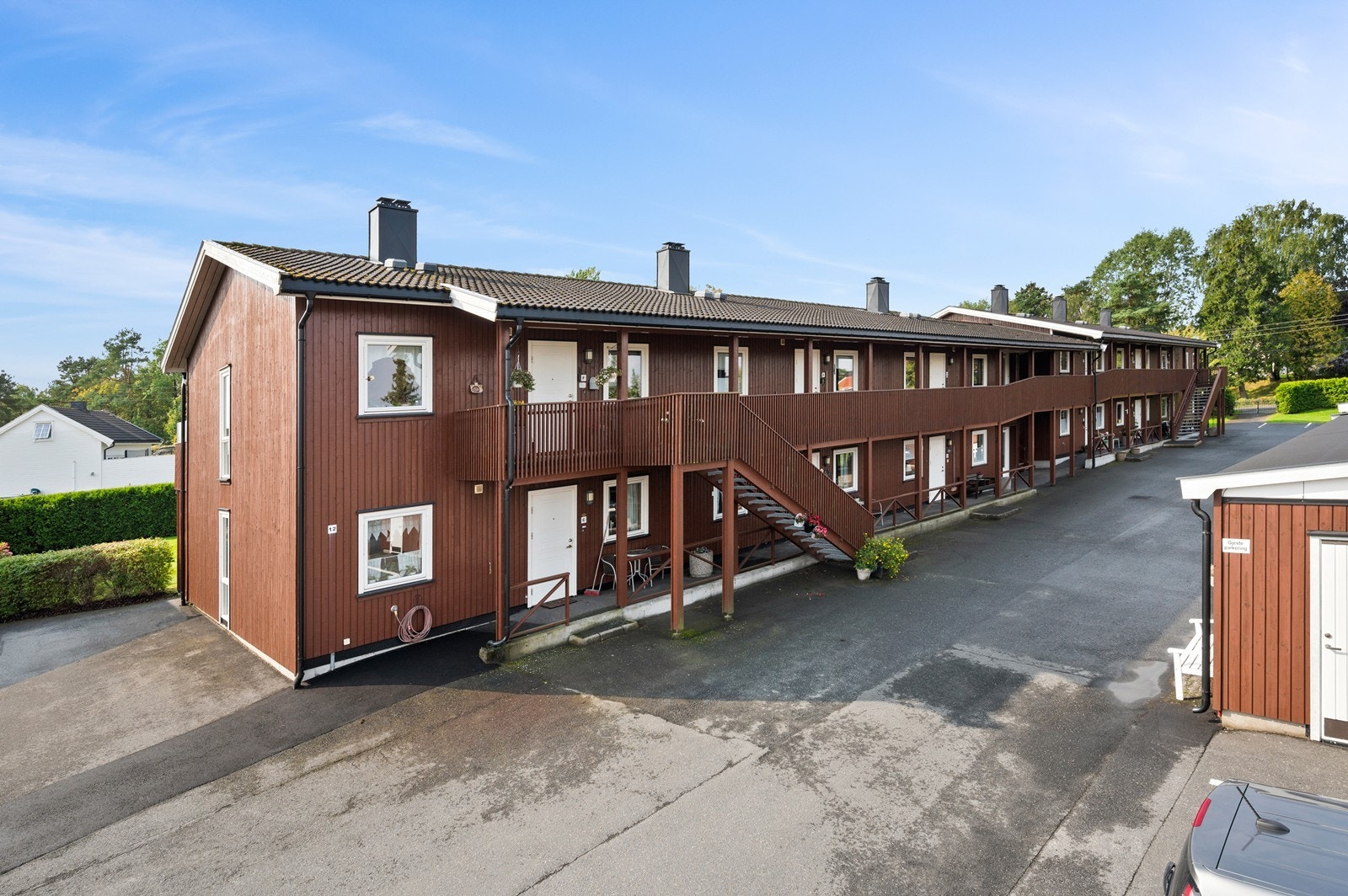 Deler av tomten er opparbeidet med grøntarealer som gressplen med noe beplantning Galleribilde