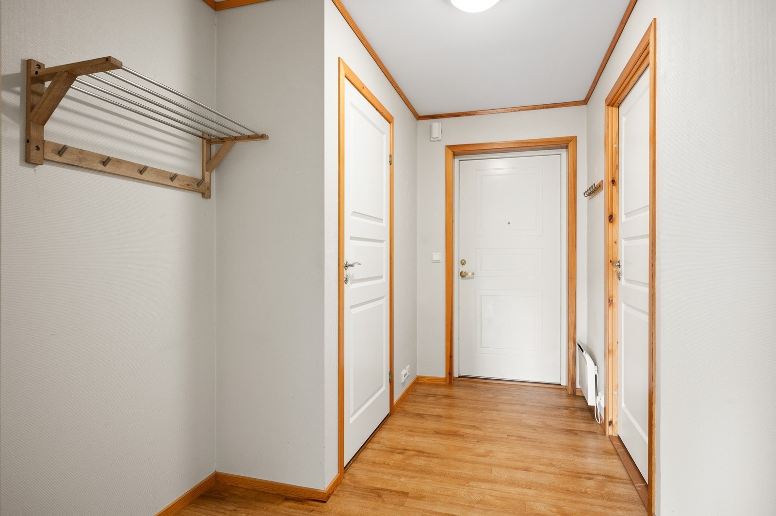 Det er plass til å sette inn en liten garderobeløsning i entré Galleribilde