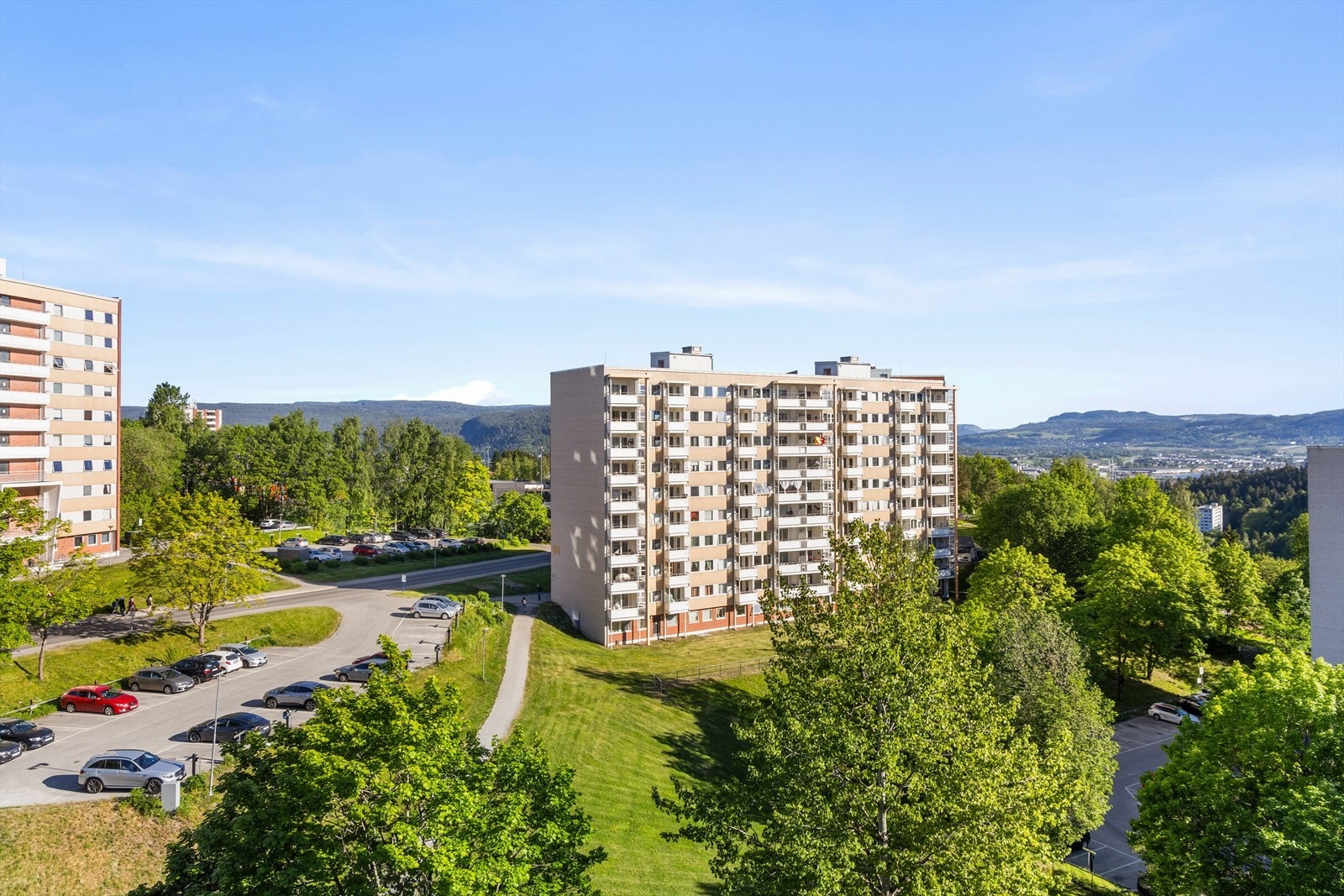Leiligheten ligger i et veletablert boligområde - med umiddelbar nærhet til buss, barnehage, skole mm Galleribilde