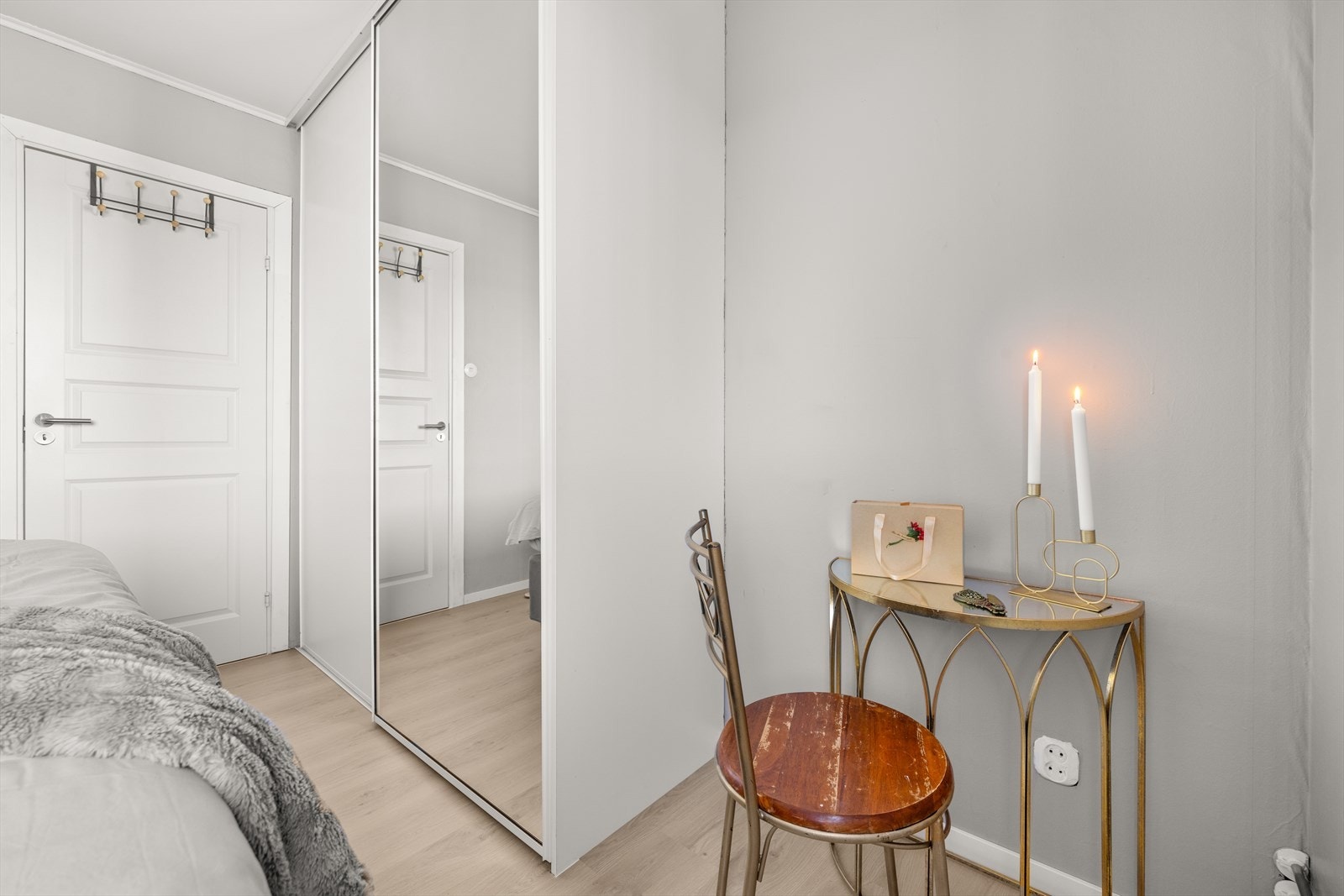 Skyvedørsgarderobe med delvis speilfront Galleribilde