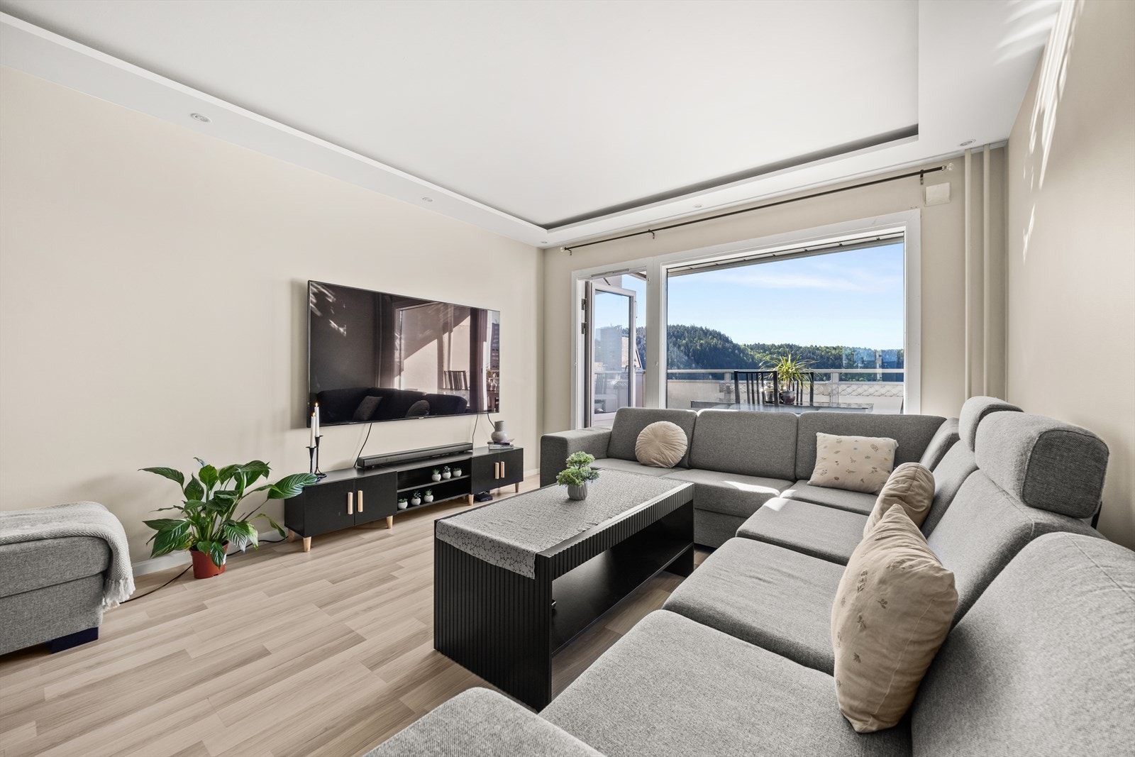 Stuen er lett å møblere med både sofa og spisemøblement Galleribilde