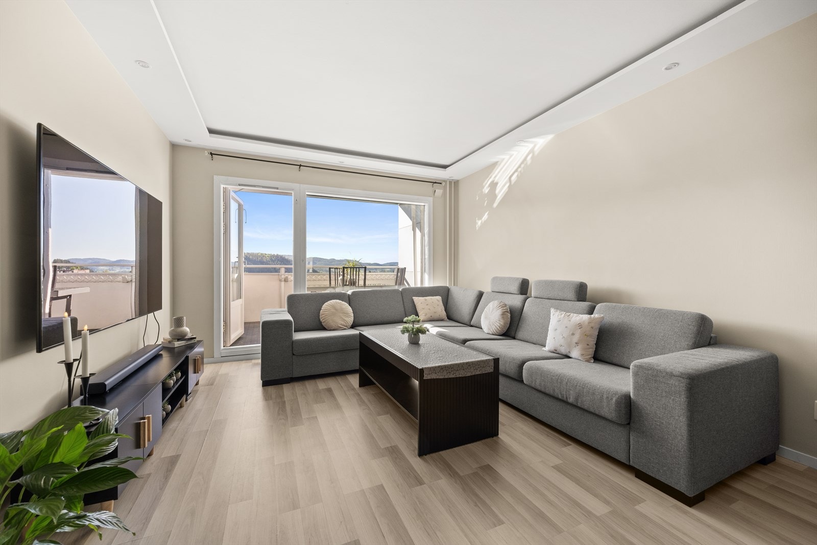 De store vinduene gir rikt med lysinnslipp Galleribilde