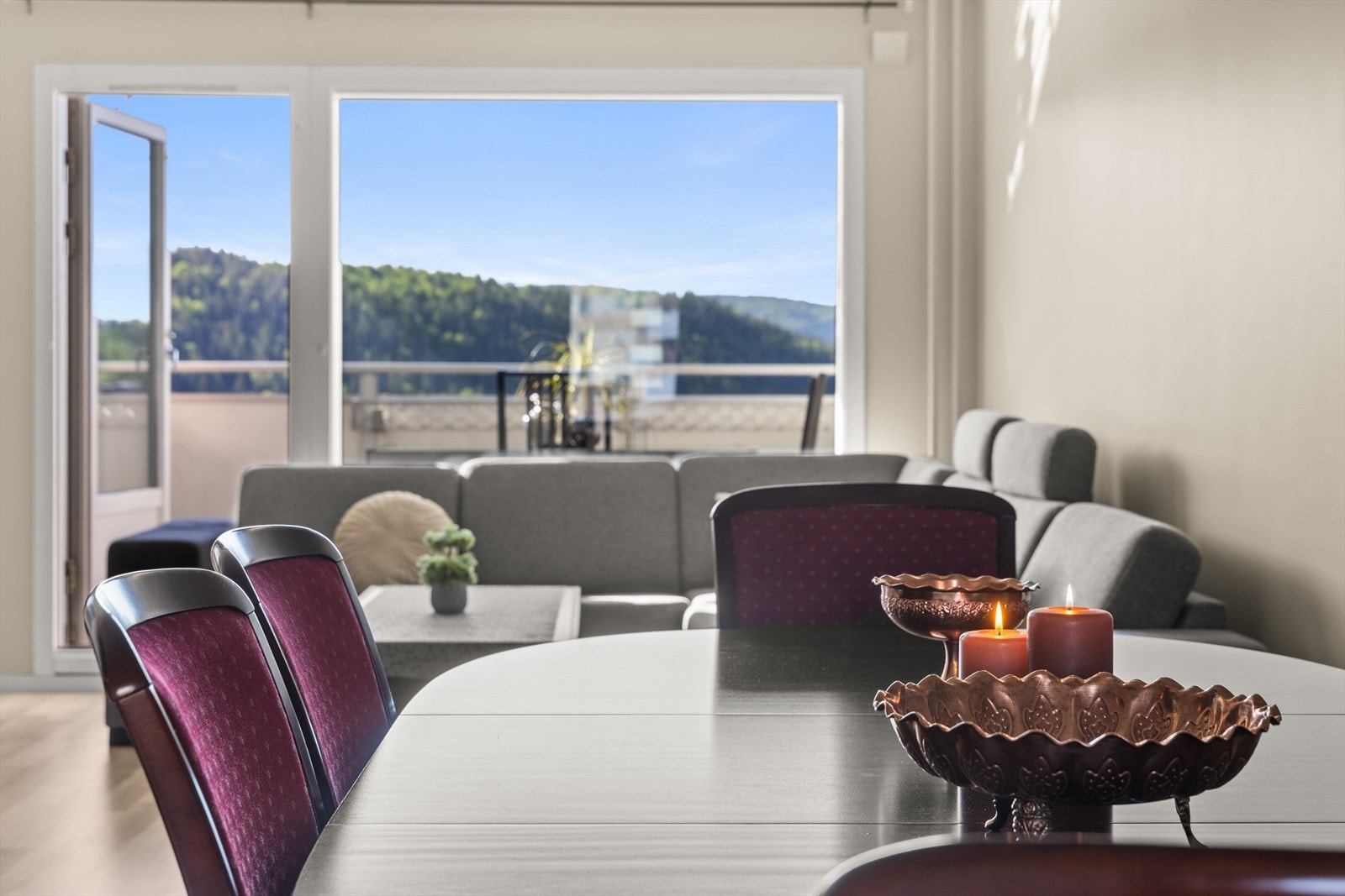 I tilknytning til kjøkken er det plass for romslig spisegruppe Galleribilde