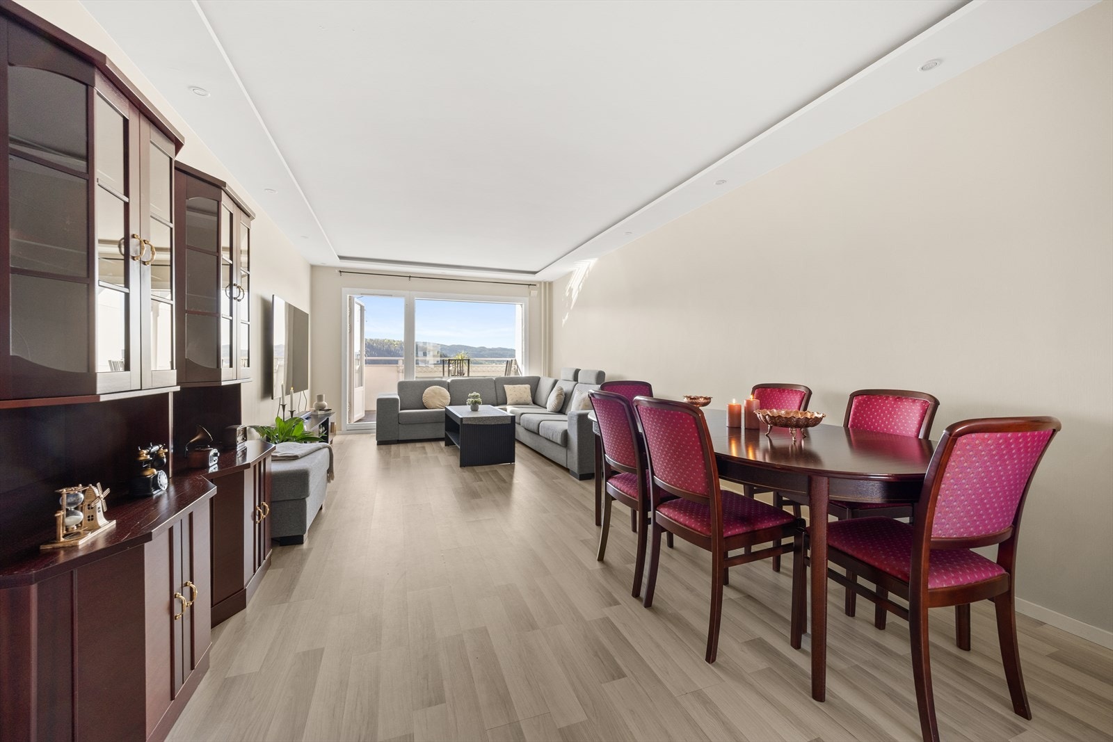 Dette er en lys og fin 3-roms leilighet beliggende i 7. etasje med heisadkomst Galleribilde