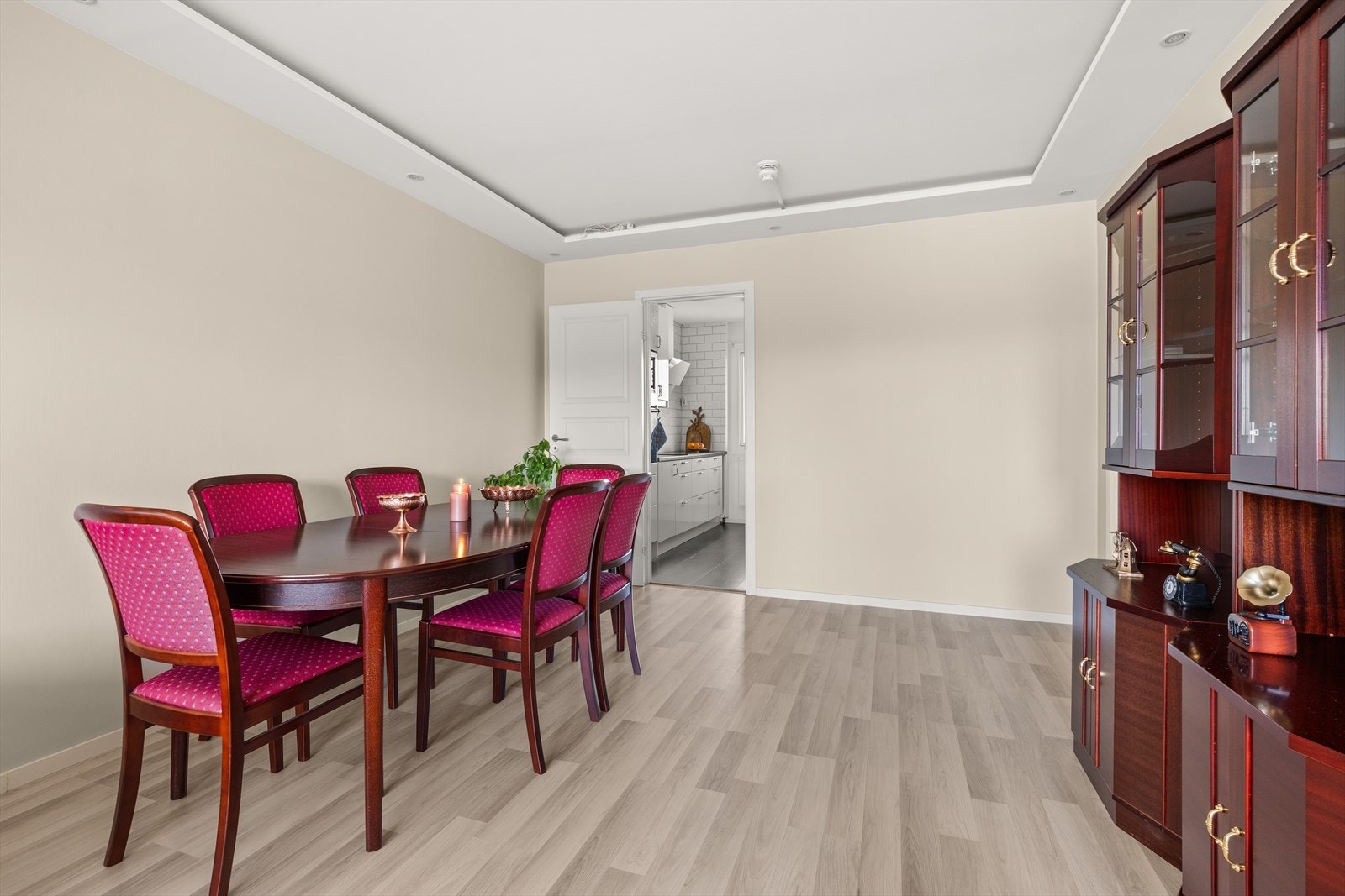 Spisegruppe med tilhørende vitrinemøblement Galleribilde