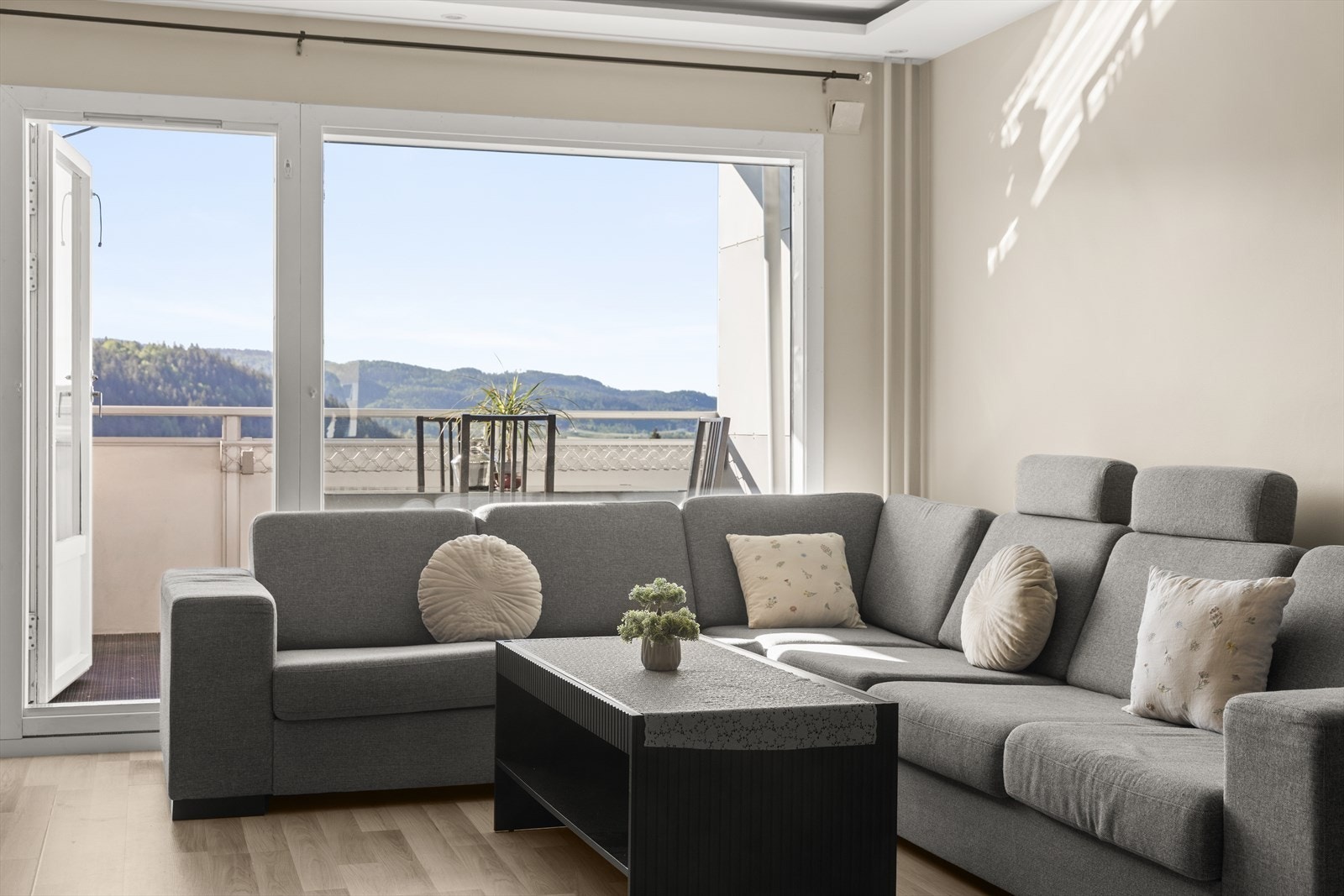 Fra stuen er det utgang til veranda Galleribilde