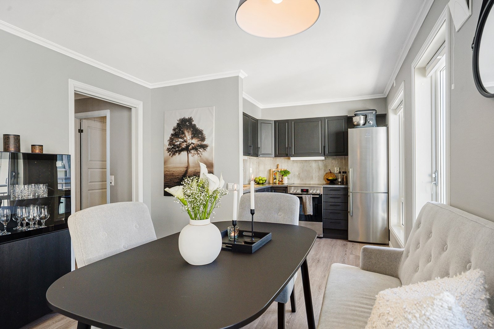 Leiligheten er gjennomgående holdt i lyse og lette fargevalg på overflatene Galleribilde